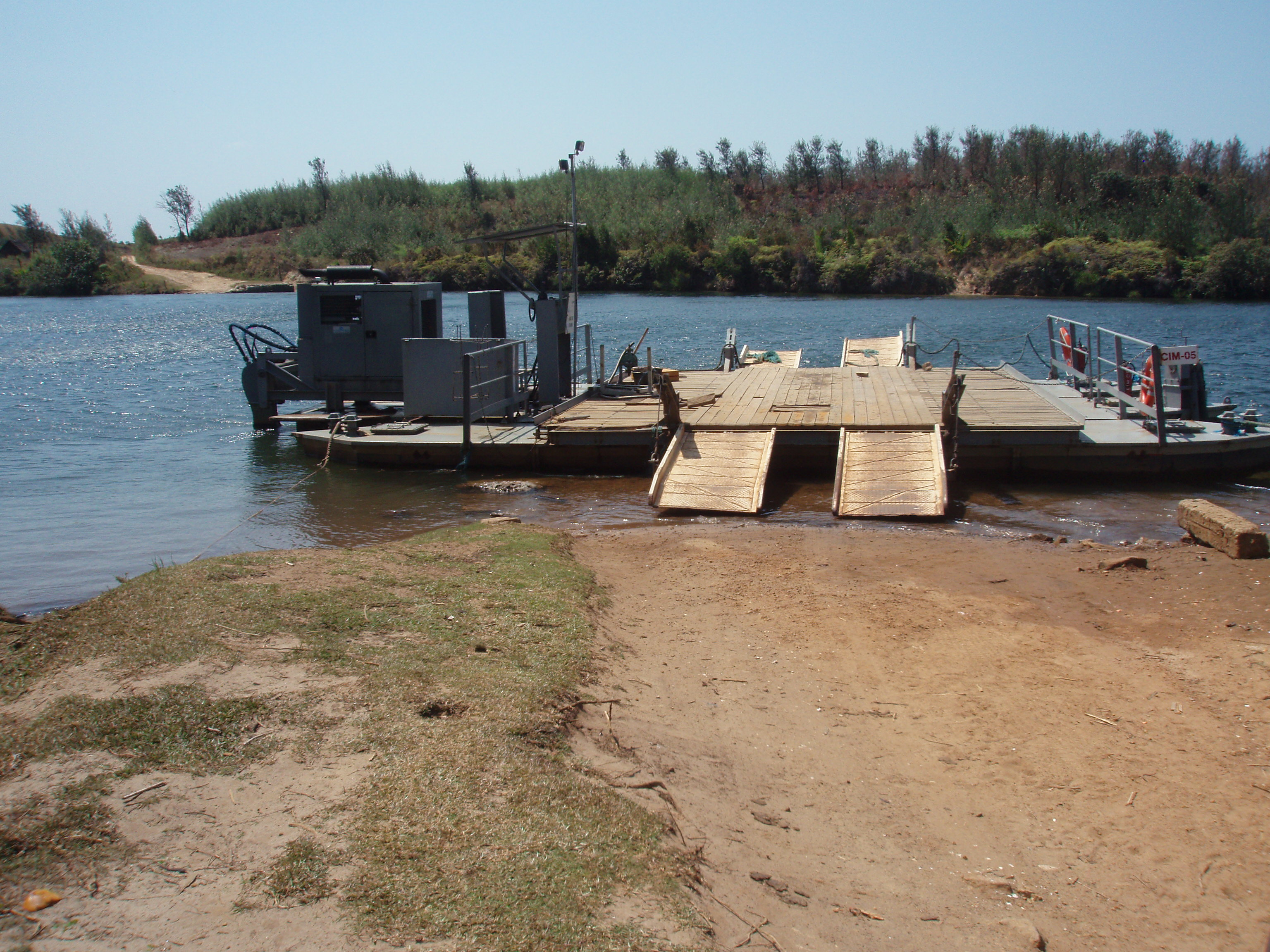 Madagascar national road No. 12a, crossing of the Esama River by a motorized ferry