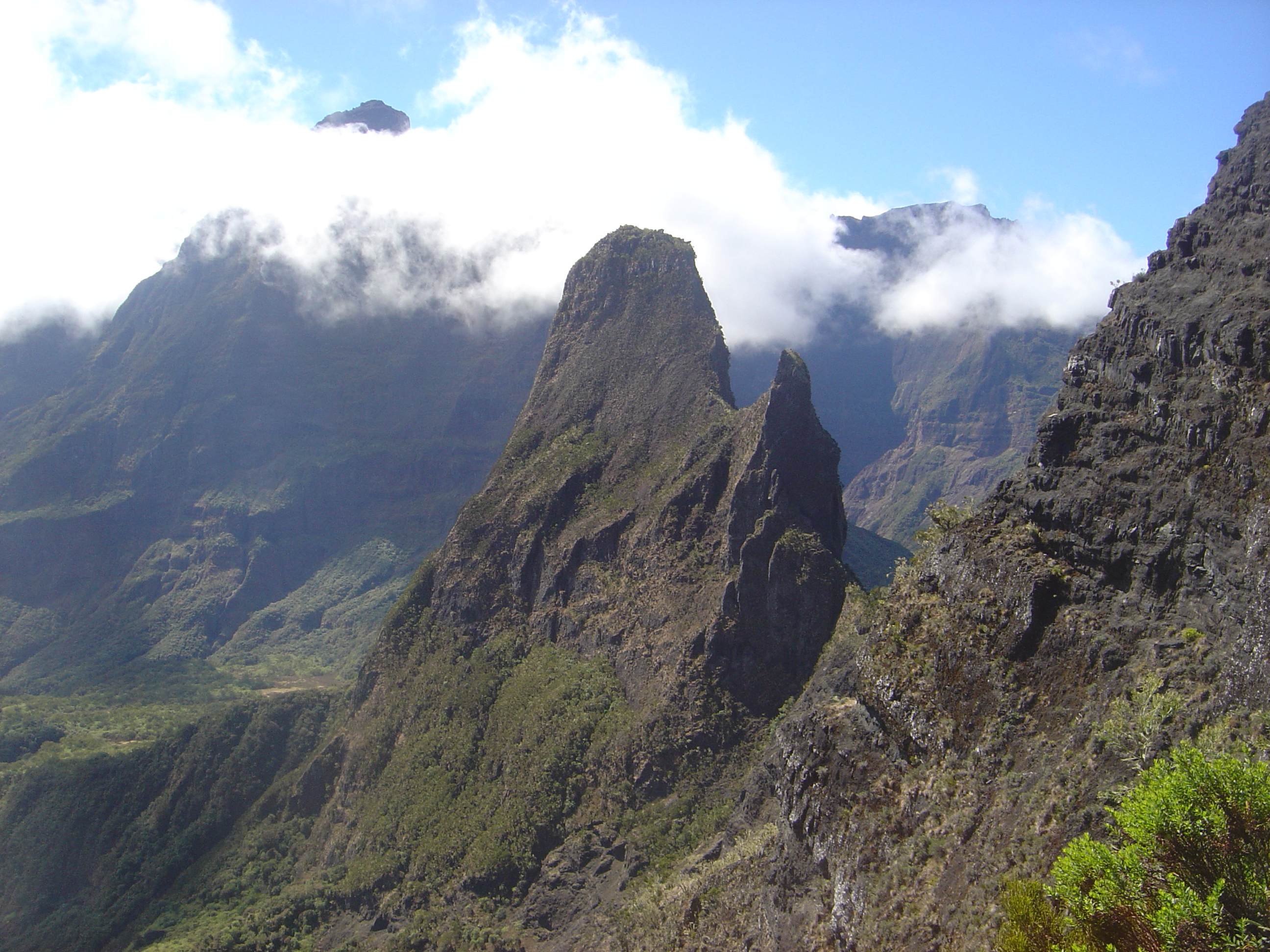 Un éperon rocheux visible dans la descente du Col du Taïbit, Cirque de Mafate, Réunion