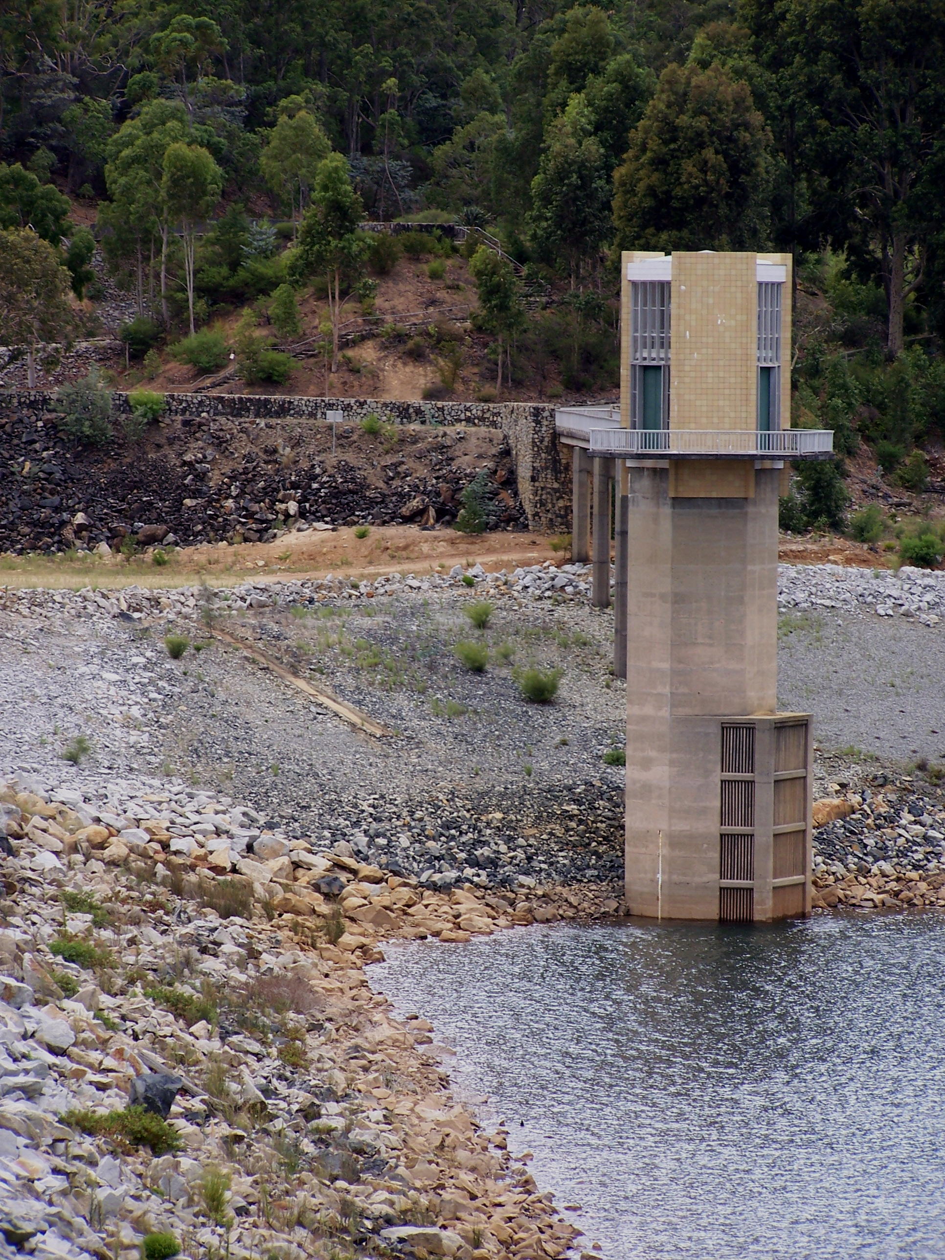 Serpentine Dam offtake tower and partial dam wall, at 27% of capacity