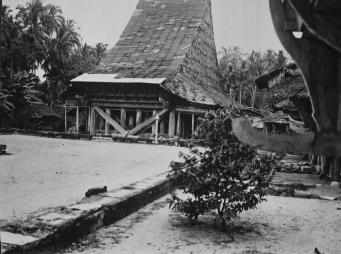 Foto. Raadhuis in Baroejoe Lasara  op het eiland Poelau Telo