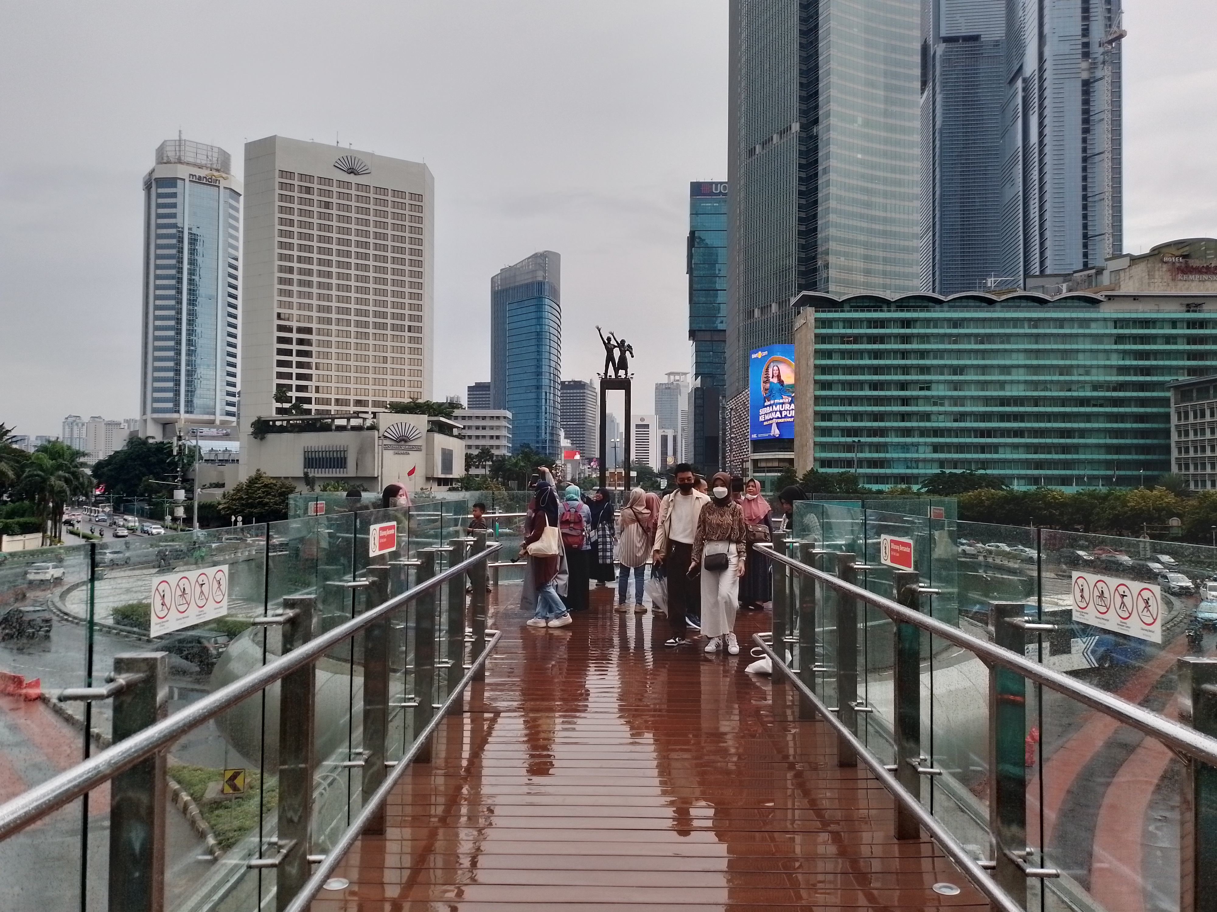 The viewing balcony of the Bundaran HI Transjakarta BRT station in Jakarta, Indonesia, which features a wider view of the historical w:Selamat Datang Monument. This balcony is made to provide a better and safer spot for people to observe the monument, which was built in 1962 to welcome the athletes of the 4th Asian Games.
