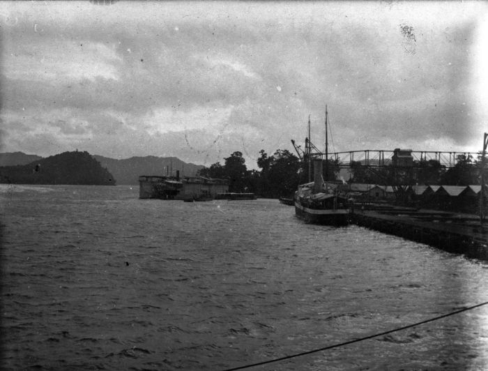 Foto. Droogdok en torpedoboten in de baai van Sabang, gefotografeerd vanaf het S.S. Oranje
