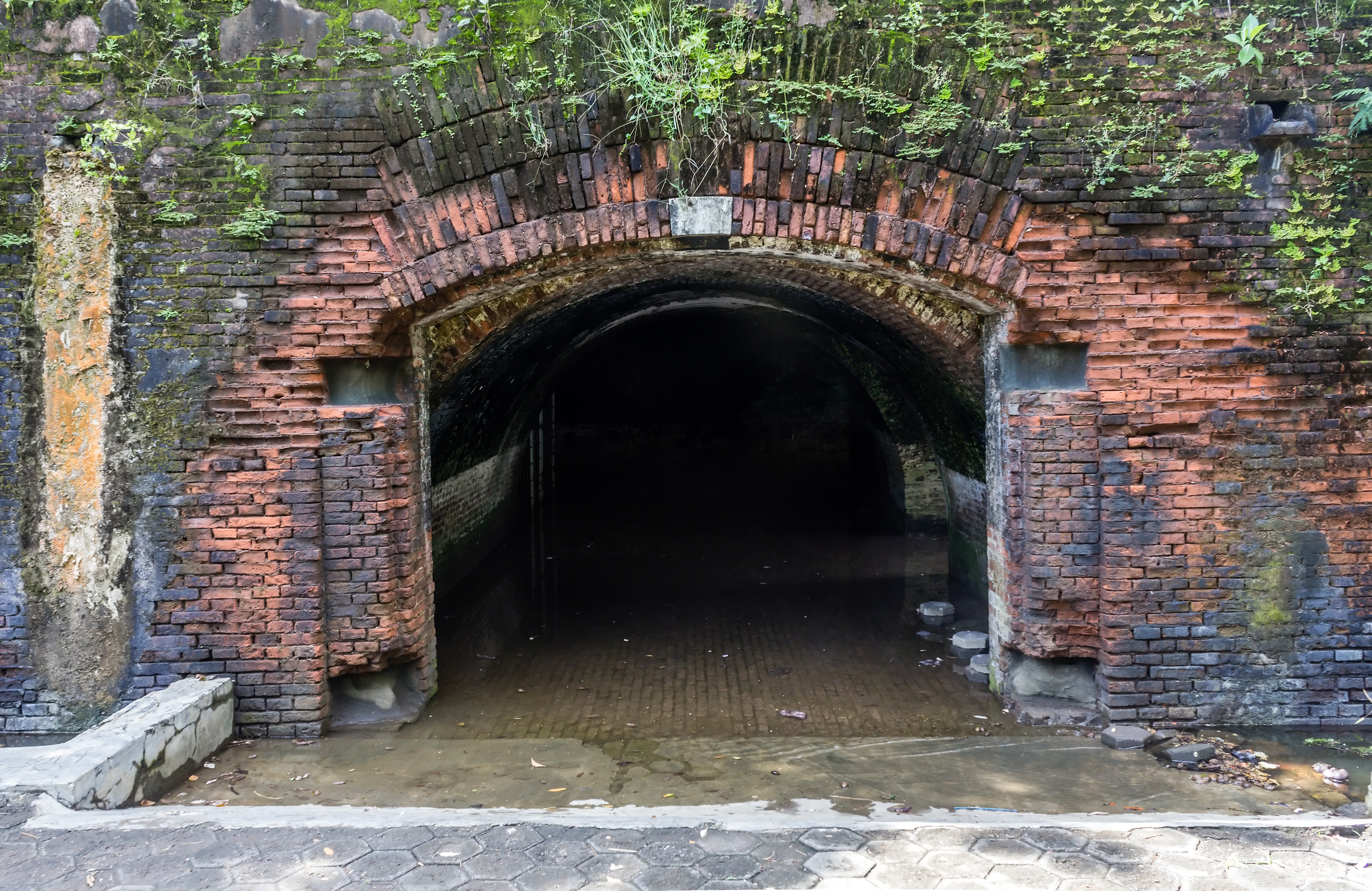 Tunnel entrance, Benteng Pendem, Cilacap 2015-03-21