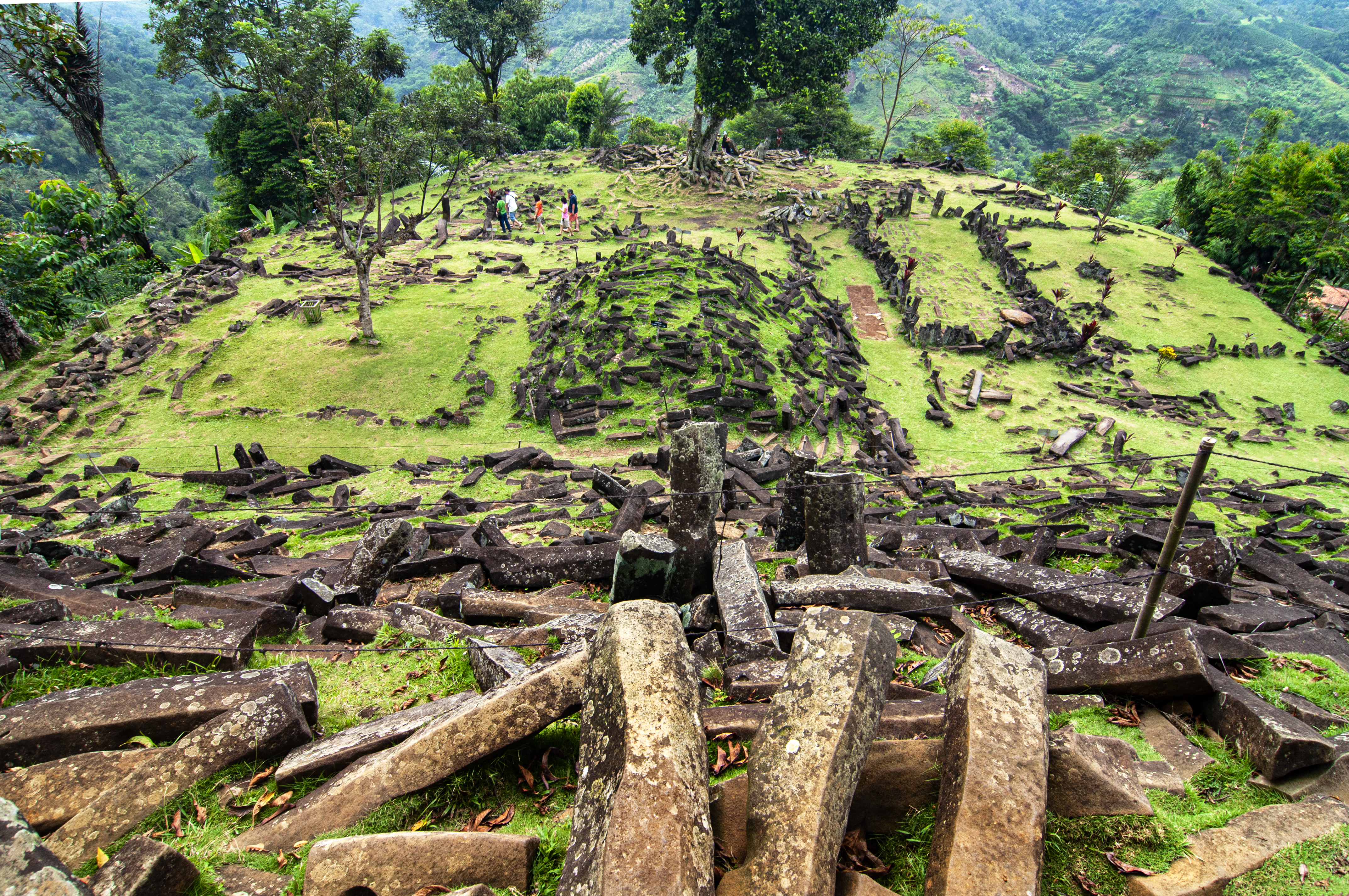 Situs Gunung Padang merupakan situs prasejarah peninggalan kebudayaan Megalitikum di Jawa Barat. Tepatnya berada di perbatasan Dusun Gunungpadang dan Panggulan, Desa Karyamukti, Kecamatan Campaka, Kabupaten Cianjur