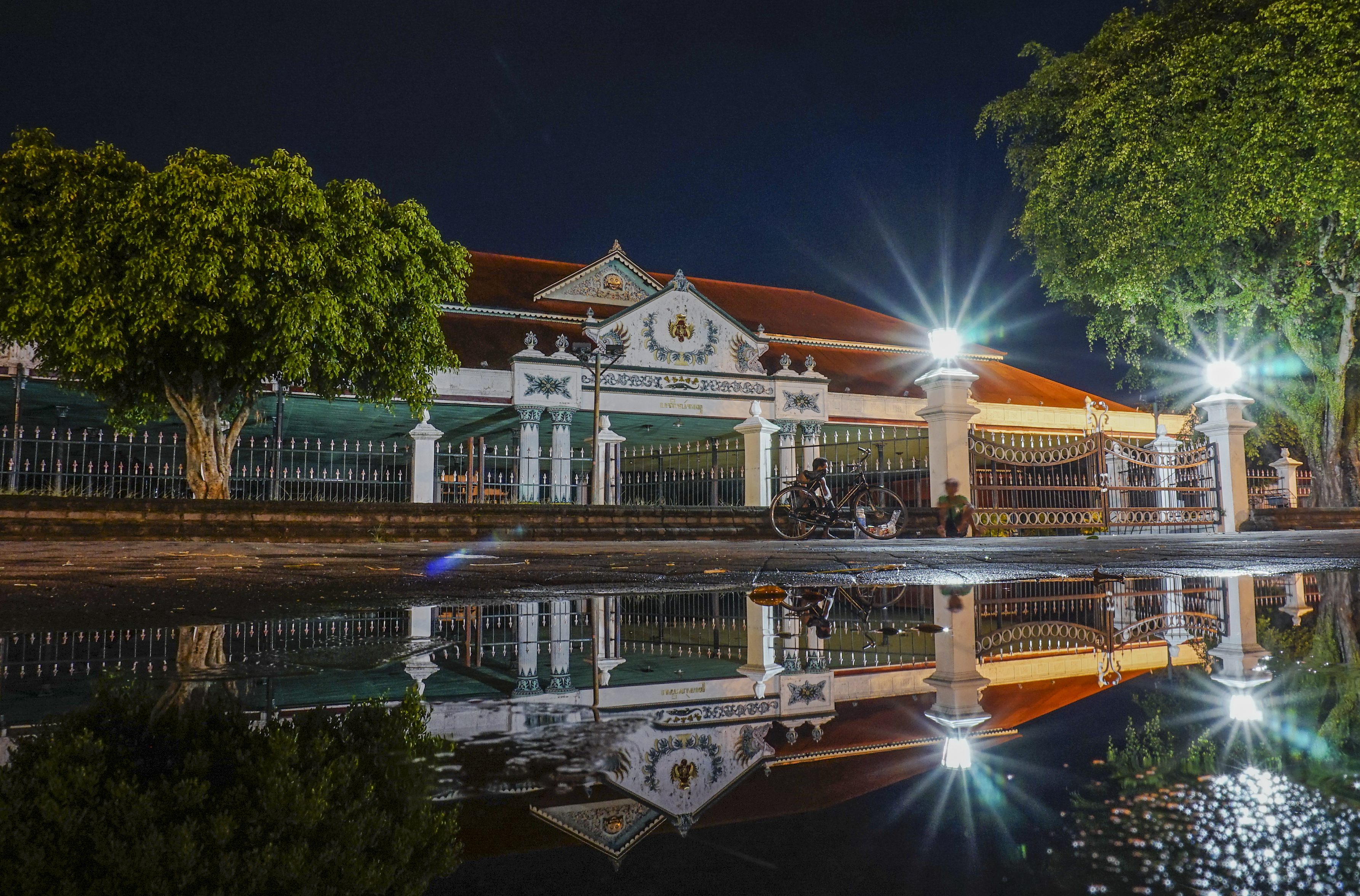 El Palacio de Yogyakarta es el palacio del Sultanato de Ngayogyakarta Hadiningrat ubicado en el Distrito de Kraton, Ciudad de Yogyakarta, que actualmente sigue siendo la residencia del Rey en el cumplimiento de sus tradiciones de sultanato.