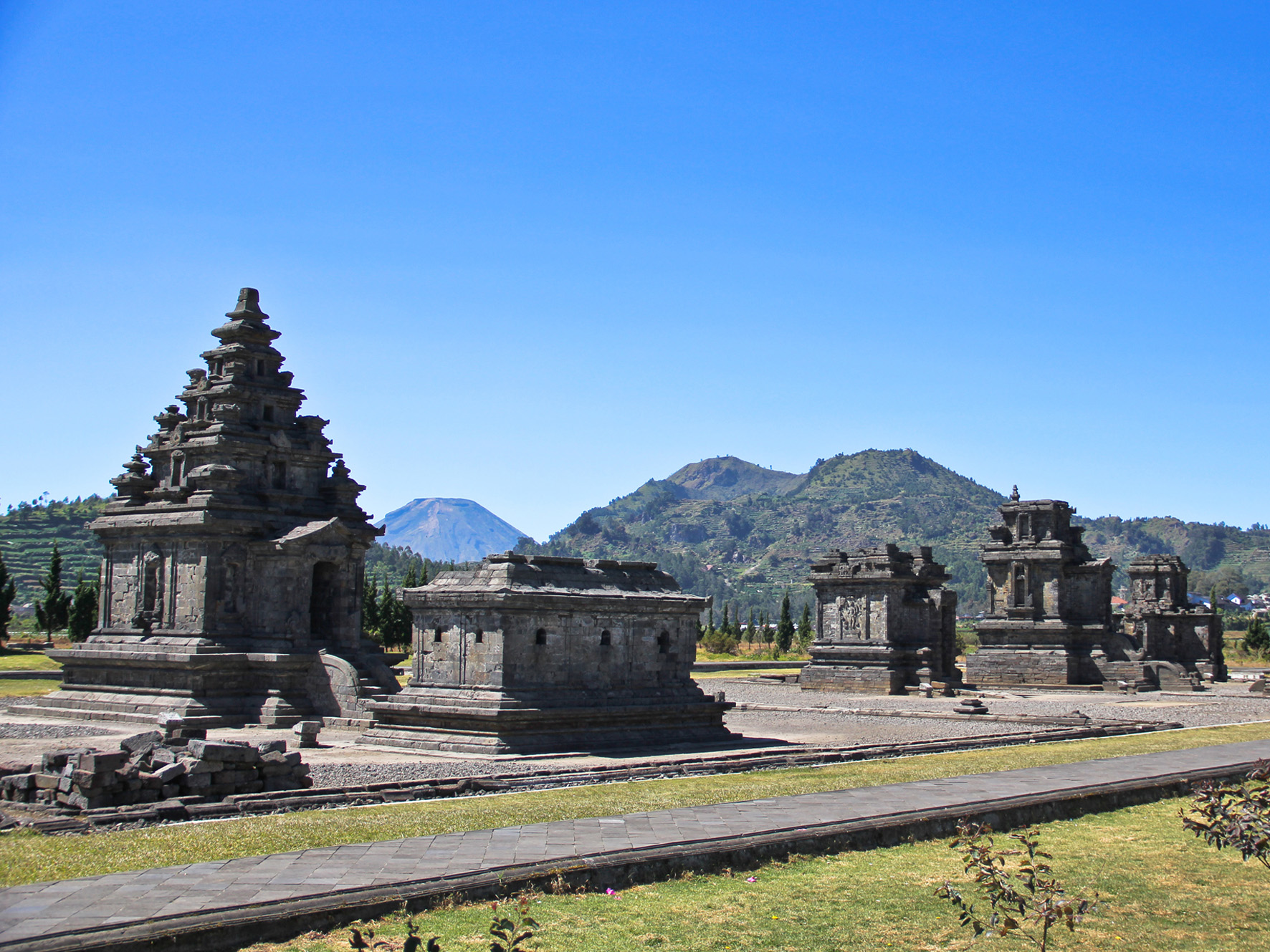 The Arjuna Temple complex consists of five temples arranged in two rows, the east row consists of four temple buildings all facing west, namely Arjuna Temple, Srikandi Temple, Puntadewa Temple and Sembadra Temple. The west row faces east, namely Semar Temple.