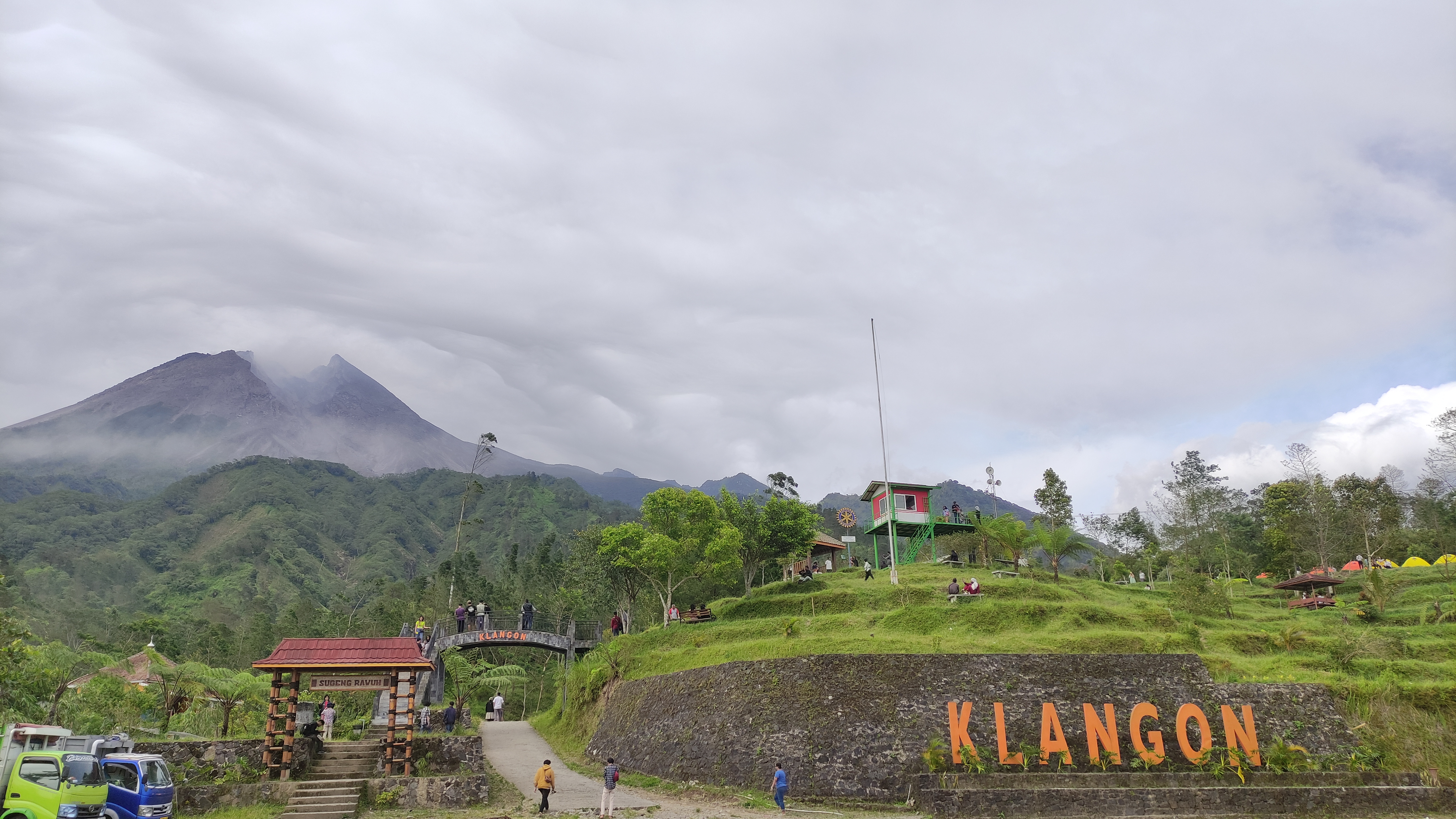 The peak of Merapi seen from Klangon