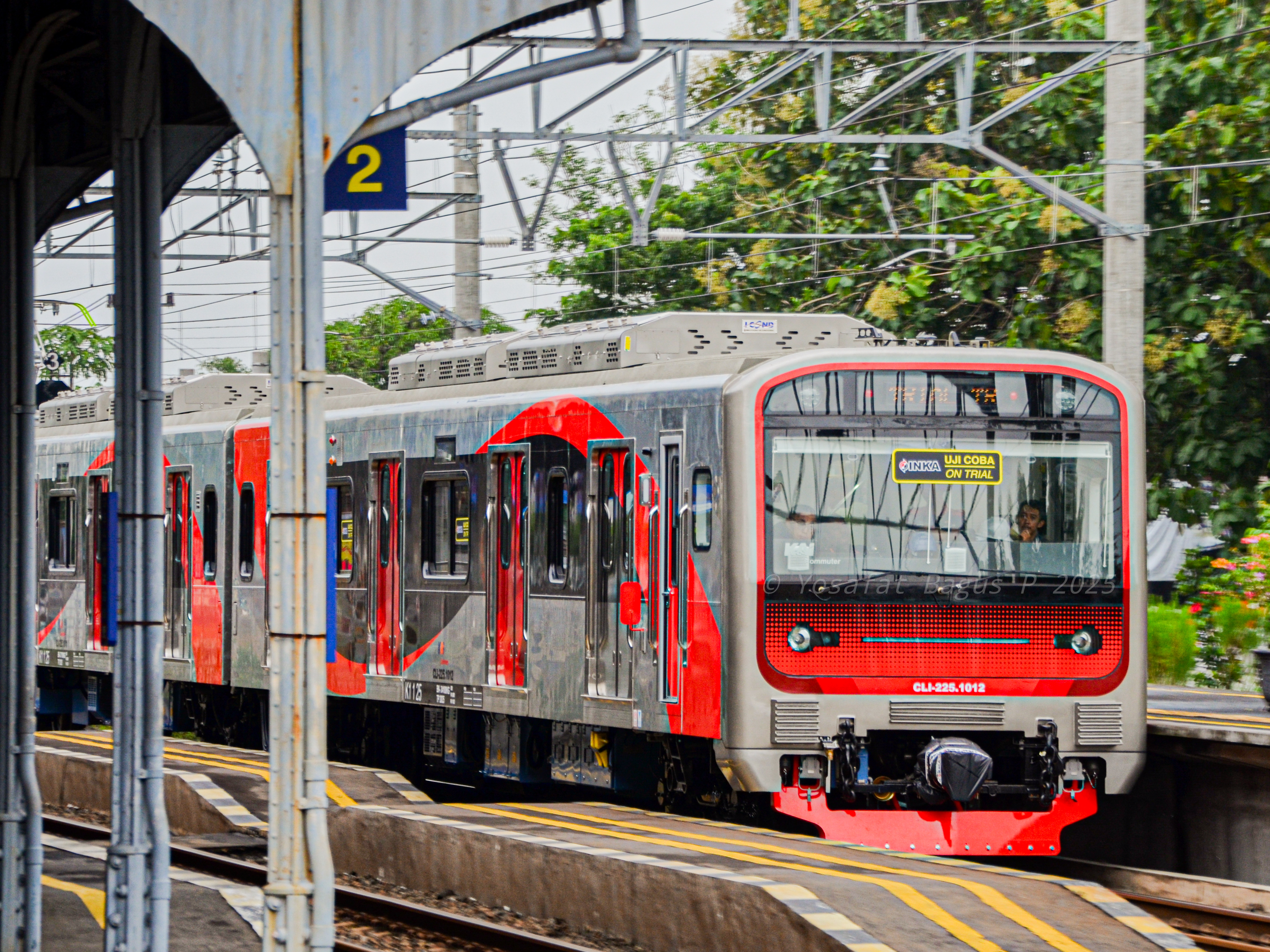 Foto KRL (Kereta Rel Listrik) yang saya ambil di Stasiun Delanggu ini merupakan KRL EA207/CLI-225 buatan PT. INKA (Industri Kereta Api) yang dikirim dari Madiun ke Solo dan menjalani Test Run di Lintas Stasiun Solo Jebres sampai Stasiun Klaten, kereta baru ini akan dikirim ke Jabodetabek setelah semua test selesai di Yogyakarta Line.