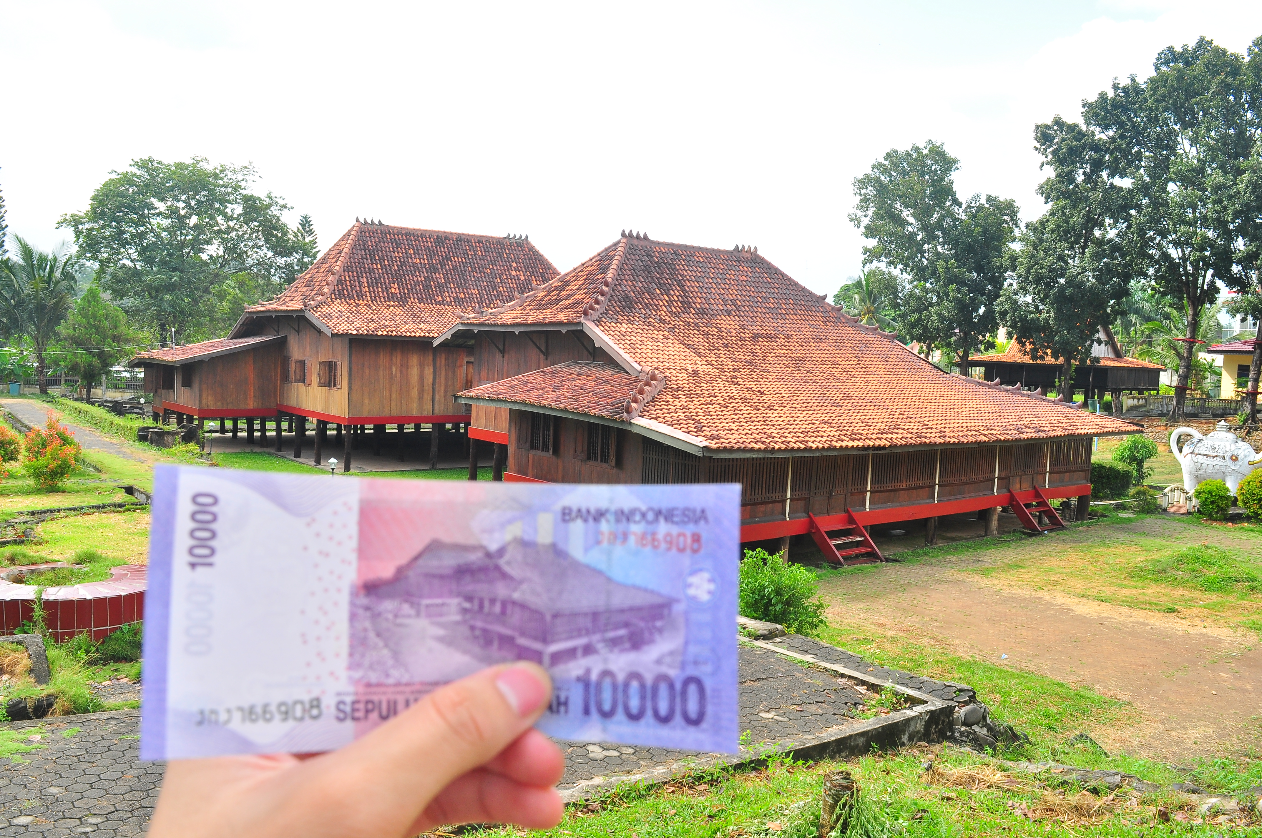 Rumah limas of IDR 10000 banknote is now located in Museum Balaputradewa, Palembang