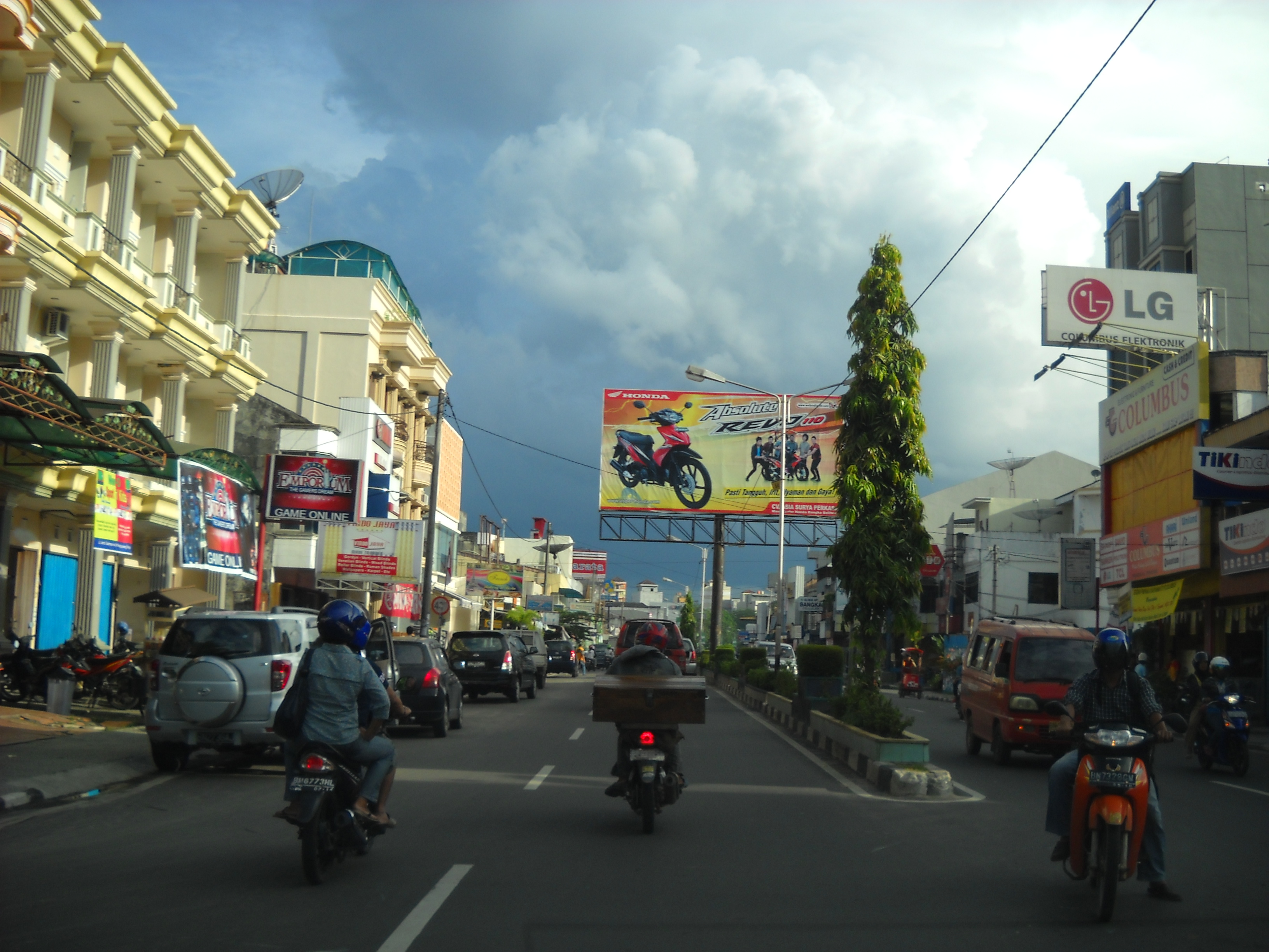 Jendral Sudirman Street, Pangkalpinang, Bangka Island.
Bahasa Indonesia:  Jalan Jendral Sudirman, Pangkalpinang, Bangka.