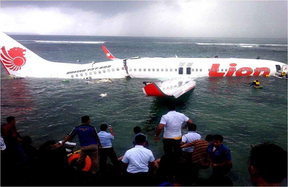 Lion Air Flight 904 as it came to rest short of the runway at Ngurah Rai International Airport, Bali, Indonesia, on 13 April 2013.
