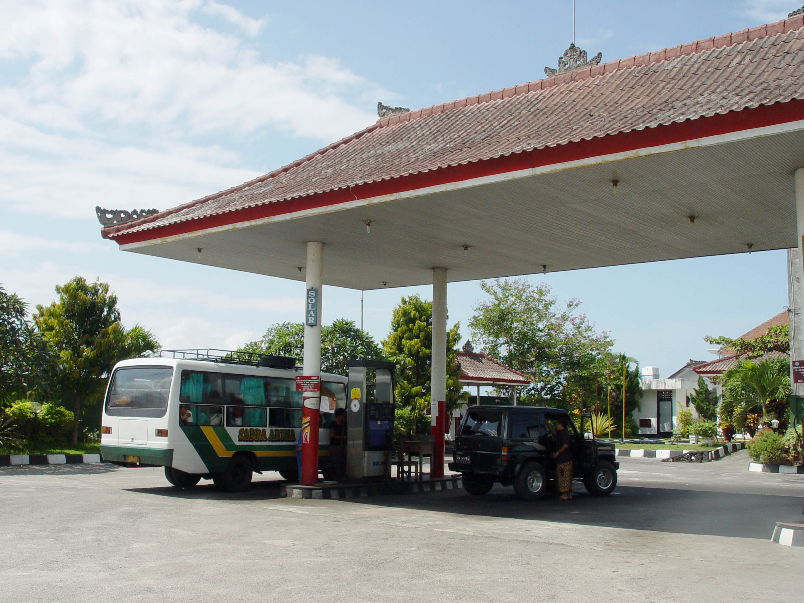 Gas station of Batuan, Bali 200507.jpg