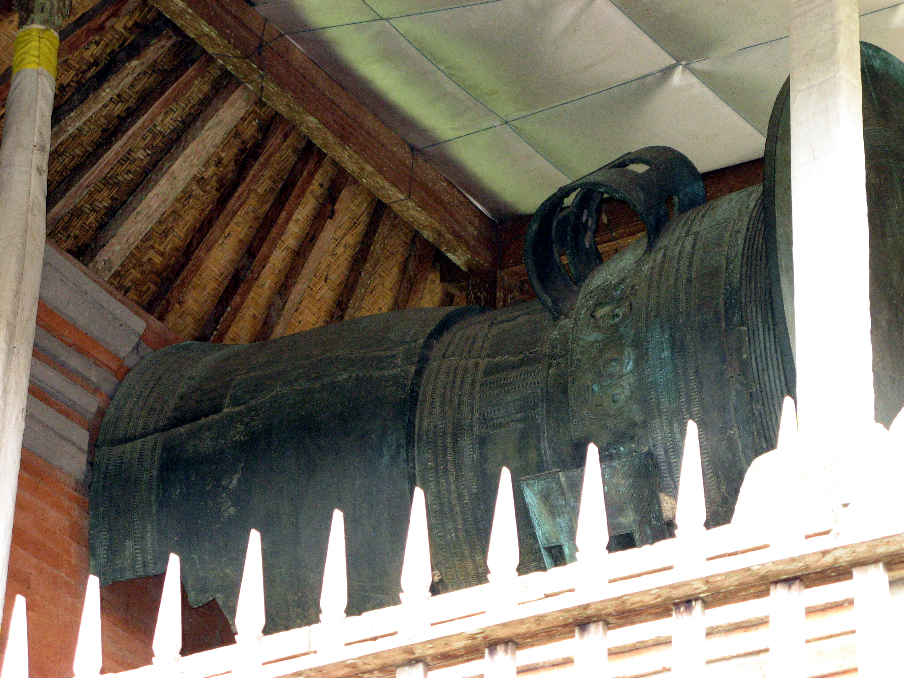 The drum is as tall as a person, measuring 186.5 cm (6.12 ft) high.
It was cast from bronze by the lost-wax method in two sections, the body and the tympanum, which were then joined together. It is
hard to estimate its age, but many writers consider it to be pre-Hindu,

from the first millennium A.D