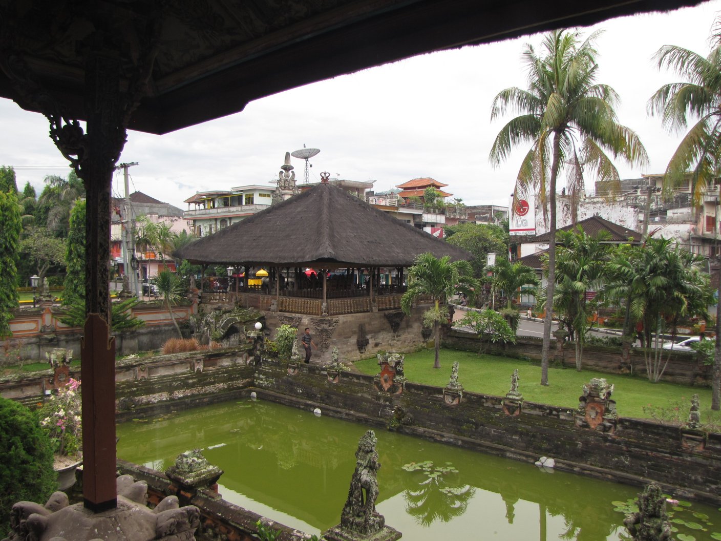 en:Kertha Gosa Pavilion seen from Bale Kambang pavilion.