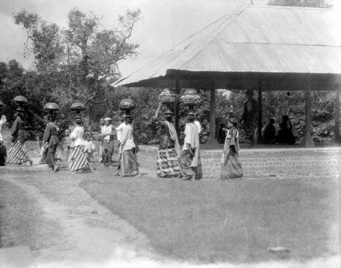 Women carrying offerings at the pura of Lingsar