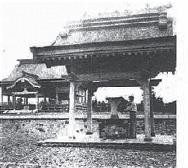 Chinnan Shrine's Chōzuya can be seen in the front-right of the shrine. The worship hall of Chinnan Shrine can be seen on the rear left.