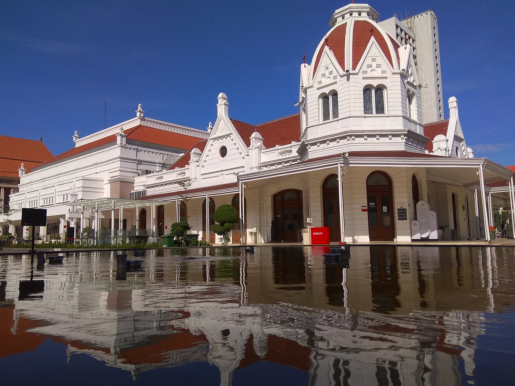Alun-alun Surabaya berada di komplek Balai Pemuda Jalan Gubernur Suryo No. 15 Surabaya. Konsep bangunan Alun-alun Surabaya ini tak hanya berfungsi untuk panggung pertunjukkan seni dan budaya. Anak-anak Surabaya yang ingin mengembangkan bakat dan minat di bidang kesenian juga dapat memanfaatkan alun-alun tersebut. Apalagi, kompleks Balai Pemuda juga dilengkapi dengan Gedung Balai Budaya, Perpustakaan, Rumah Bahasa dan Matematika.