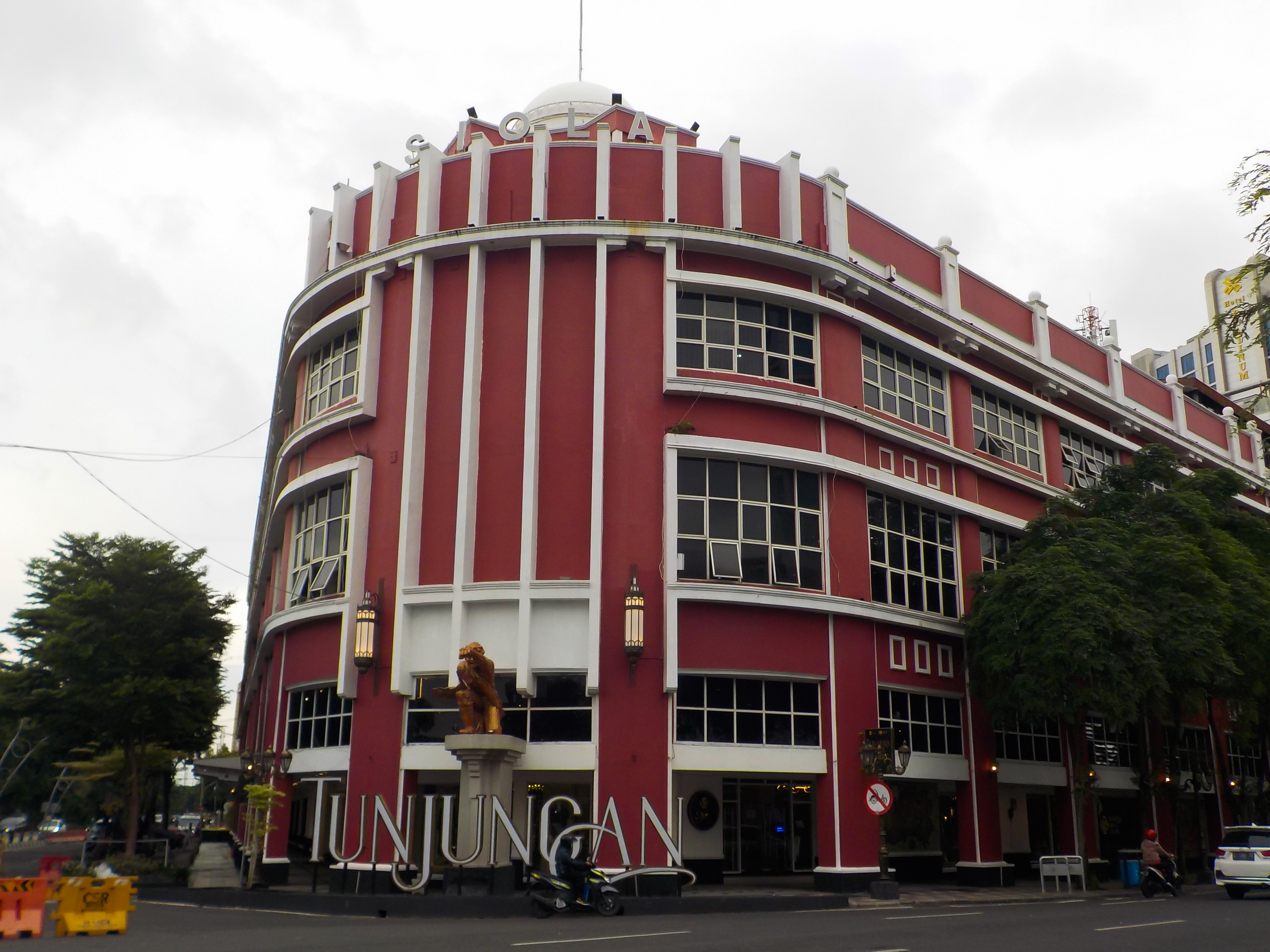 Gedung Siola merupakan kantor pemerintah di Kota Surabaya