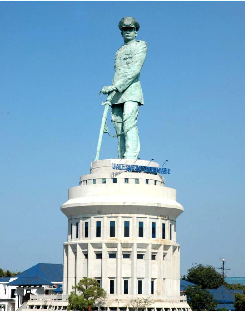 This monument having 30,6 meters high, which sustained by a building as high as 30 meters. This statue depict a Commandant of Indonesian Maritime Army complete with his honor sword. The statue is standing confidently toward the ocean, ready to dash against the wave and go through storm, this is shown as the aspiration of Indonesian navy.
This monument is built by The Staff Leader of Indonesia Maritime Army that then continue by Admiral TNI Muhamad Arifin and designed by Nyoman Nuarta. It uses as a Lighthouse for ships that sail. The word Jalesveva Jayamahe is taken from TNI AL motto that means, "In the sea we are glorious.