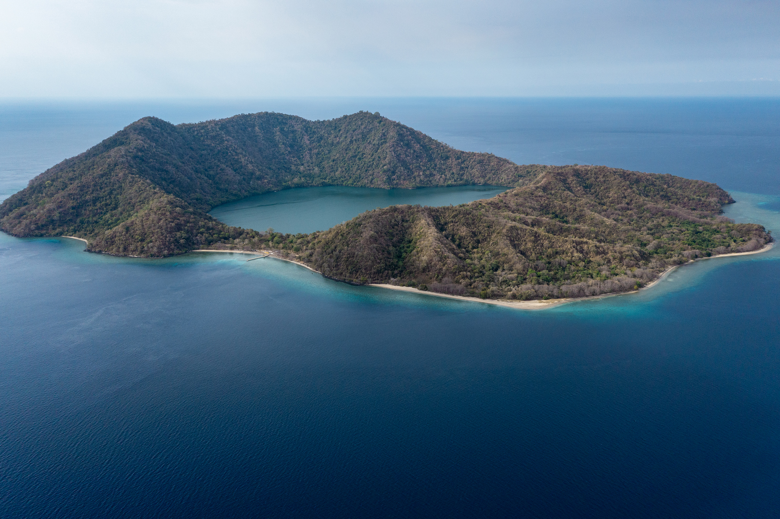 Pesona pulau satonda yang merupakan salah satu taman wisata alam berada di daerah nusa tenggara barat indonesia dengan danau air asin ditengah pulau.