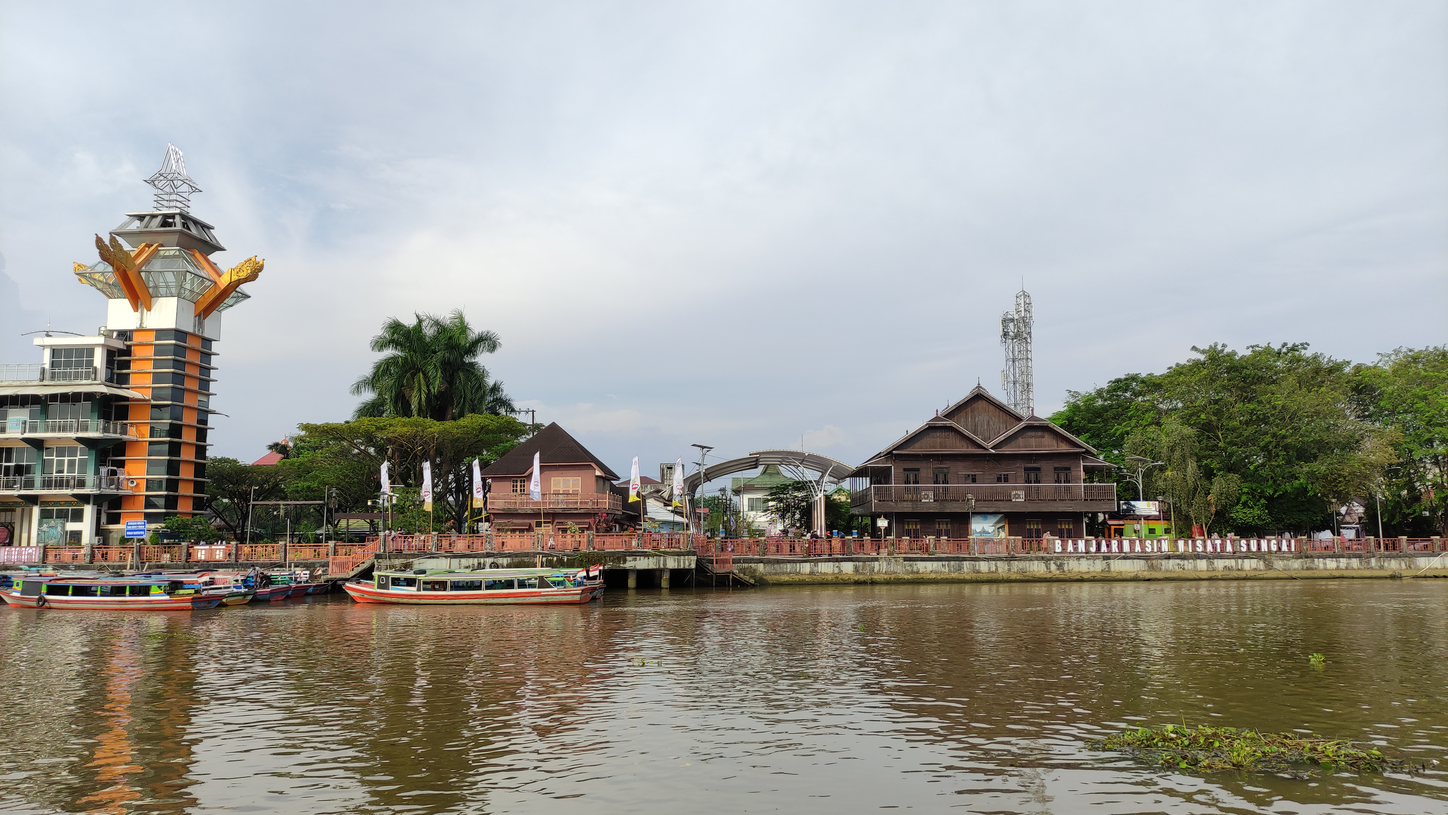 jpg.isThe banks of the Martapura River in Banjarmasin City