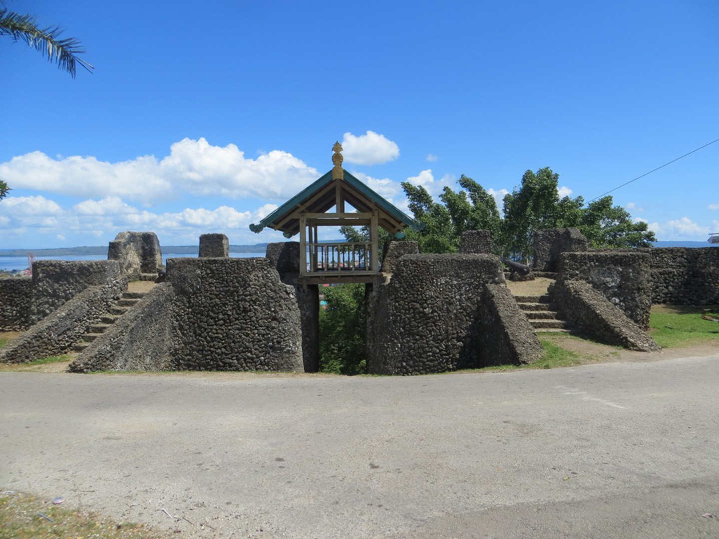 Benteng Wolio atau Benteng Keraton Buton merupakan salah satu objek wisata bersejarah di Kota Baubau