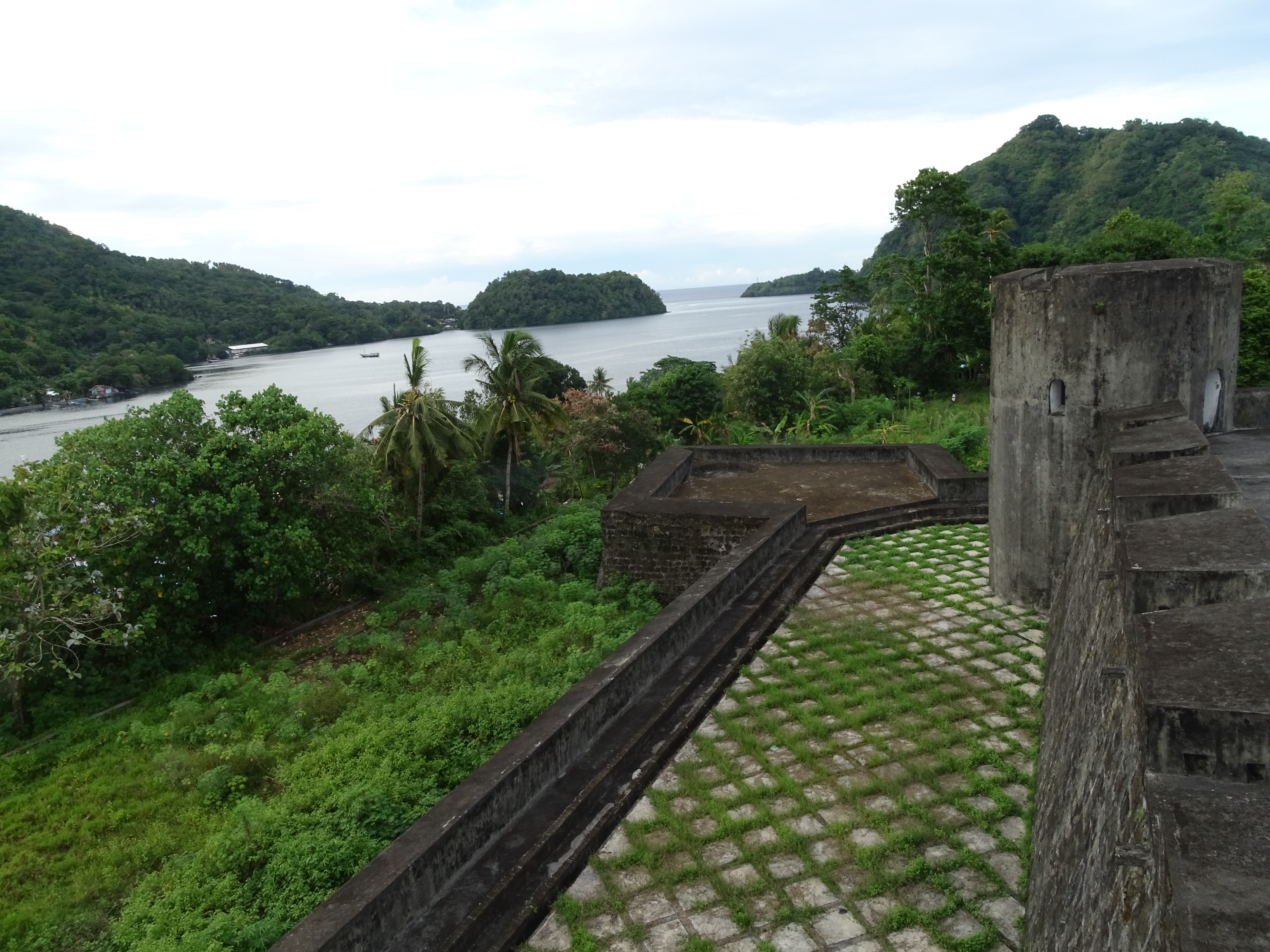 Pentagonal Structures in Fort Belgica