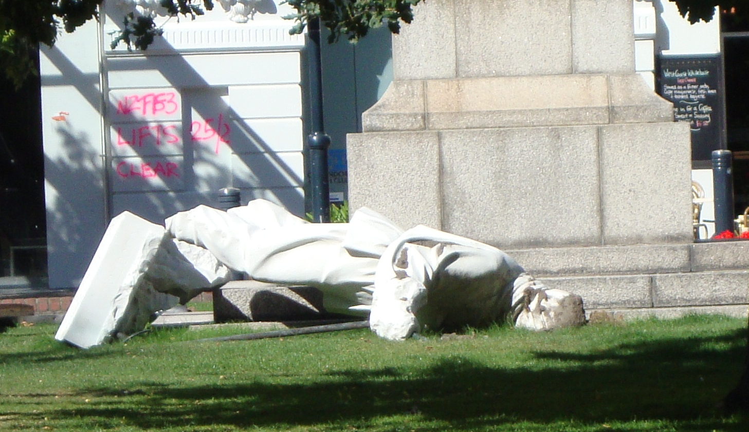 Robert Scott Statue fallen off its plinth and broken.