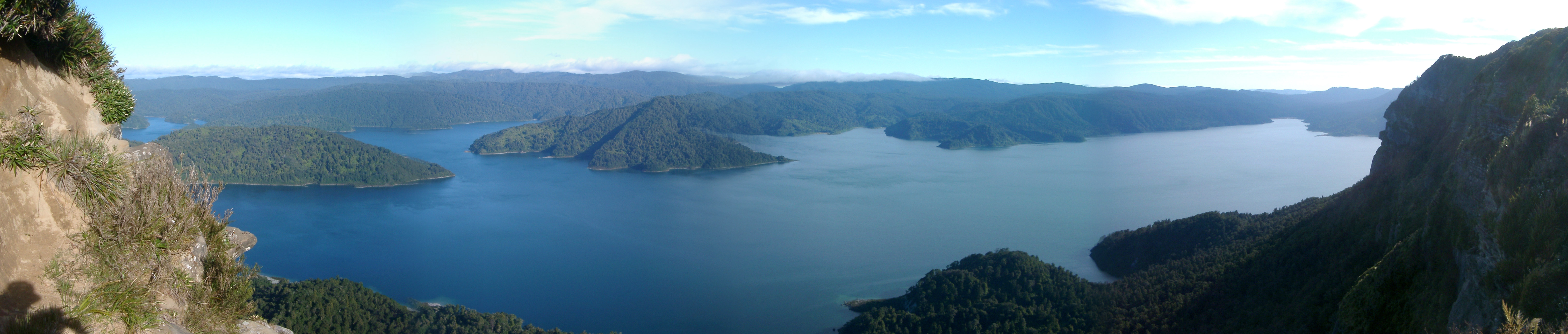 Panorama of Lake Waikaremoana from Panekiri Bluff.