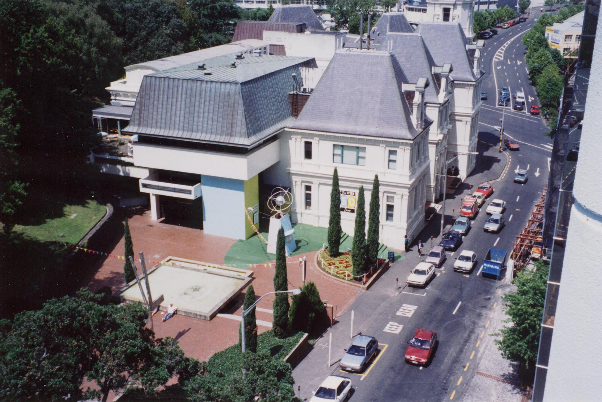 Auckland Art Gallery before the extension works of the late 2000s. Note the works on the Freyberg Suqare in the lower right, where the Suffragette Memorial (unveiled 1993) is presumably just being installed. Flickr info: "During the 1ZB 50's exhibition, Nov-Dec 1992 ish."