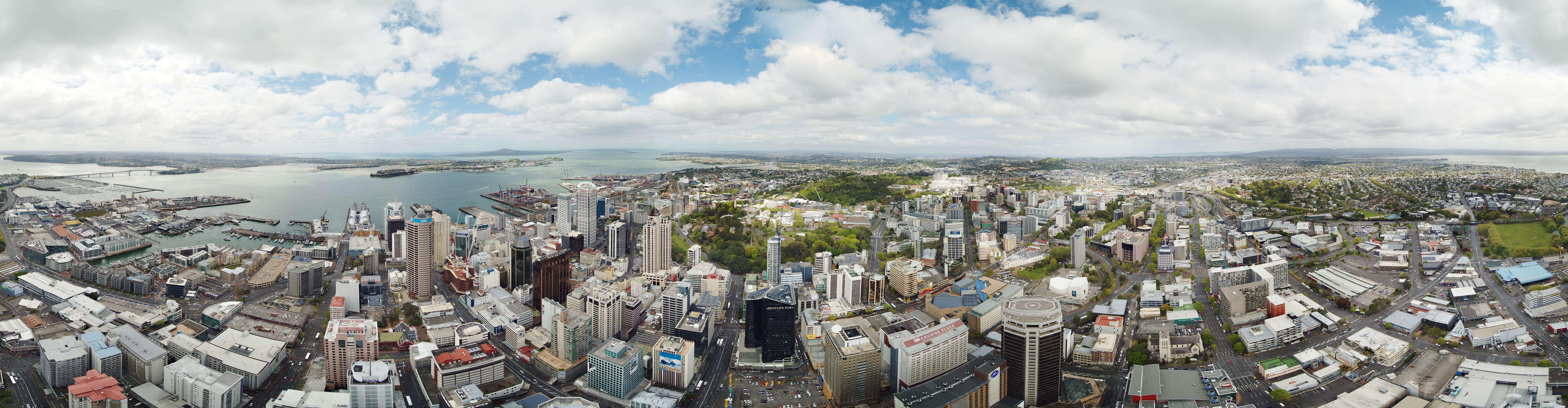 360xapprox. 90degree panorama from the sky deck of Sky Tower, Auckland, New Zealand. Stiched from 34 images using Hugin.