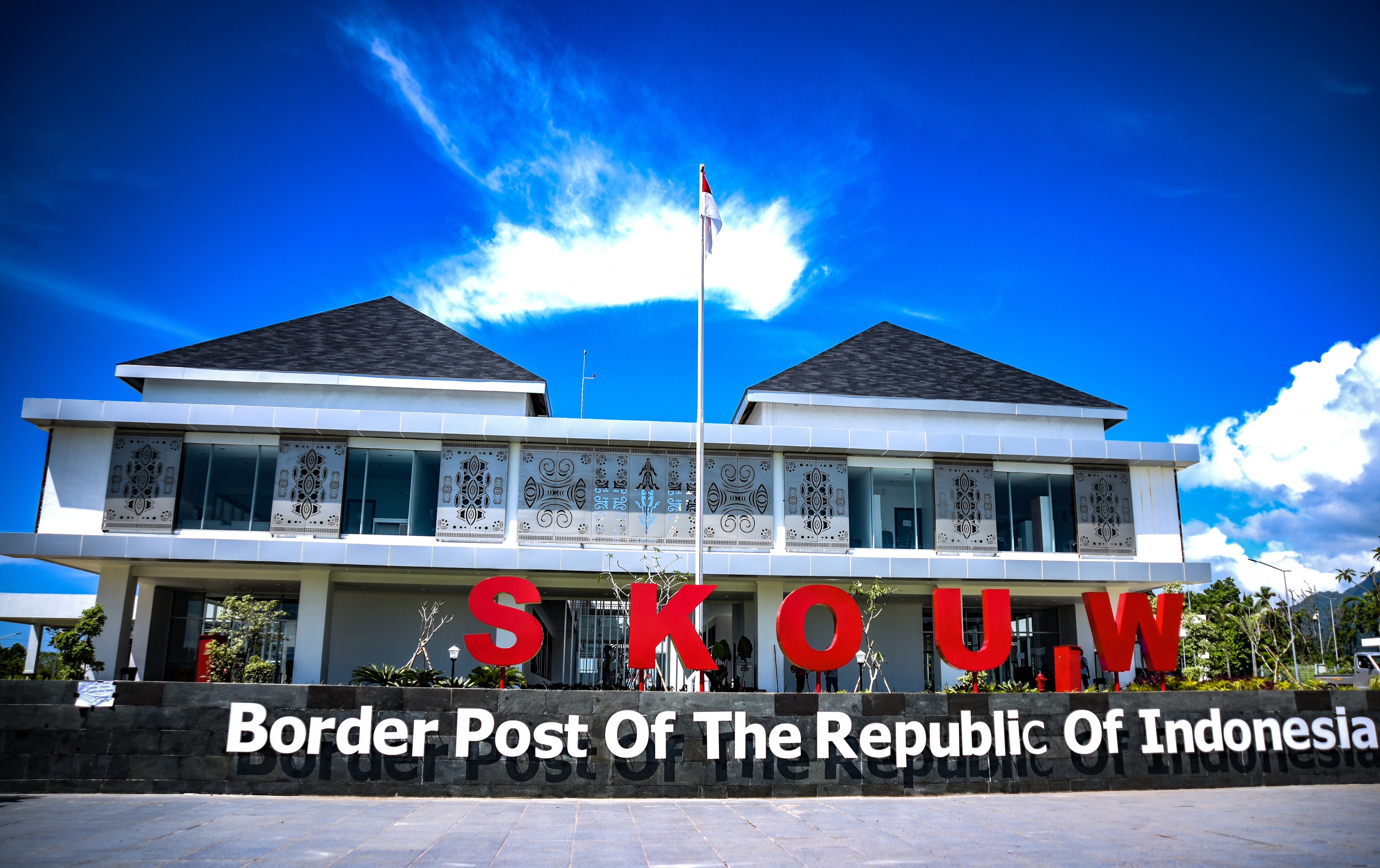 Pos Lintas Batas Negara (PLBN) Terpadu Skouw berada di Distrik Muara Tami, Kota Jayapura, Provinsi Papua menjadi teras depan Negara Republik Indonesia di Kota Jayapura.
