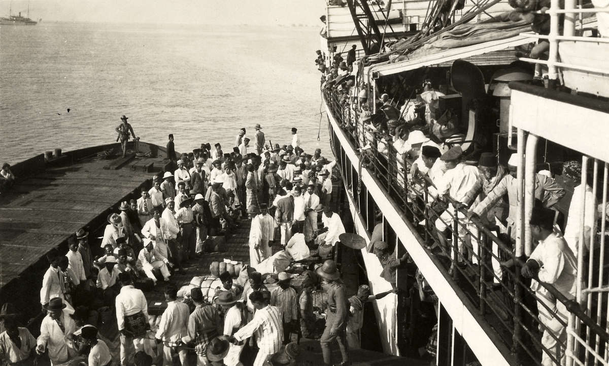 Communistische gevangenen. Geboeid worden een aantal communistische "raddraaiers" van boord gezet en geïnterneerd op Boven-Digoel. Indonesië, 1927