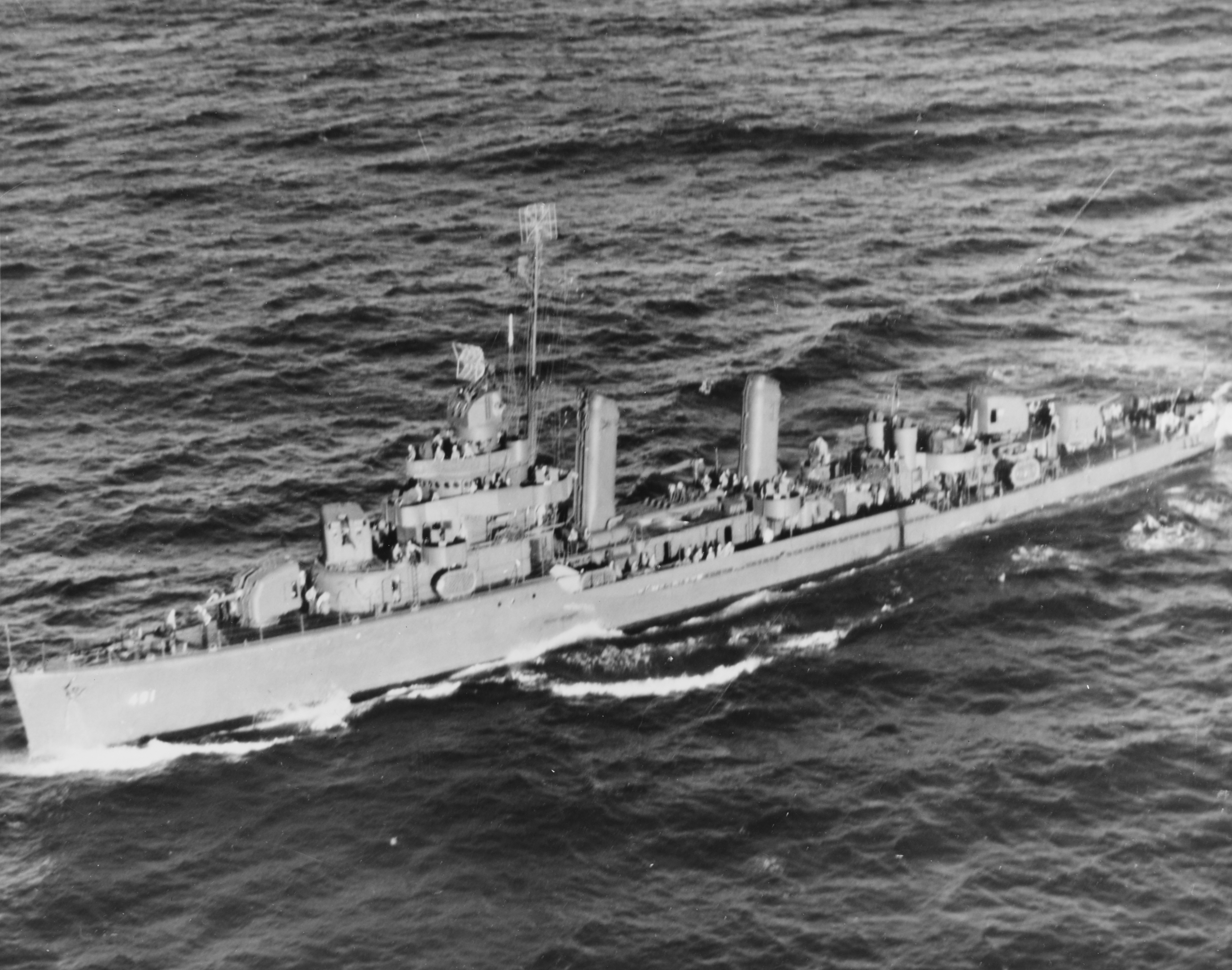 The U.S. Navy destroyer USS Farenholt (DD-491) off Pearl Harbor, circa May 1943.