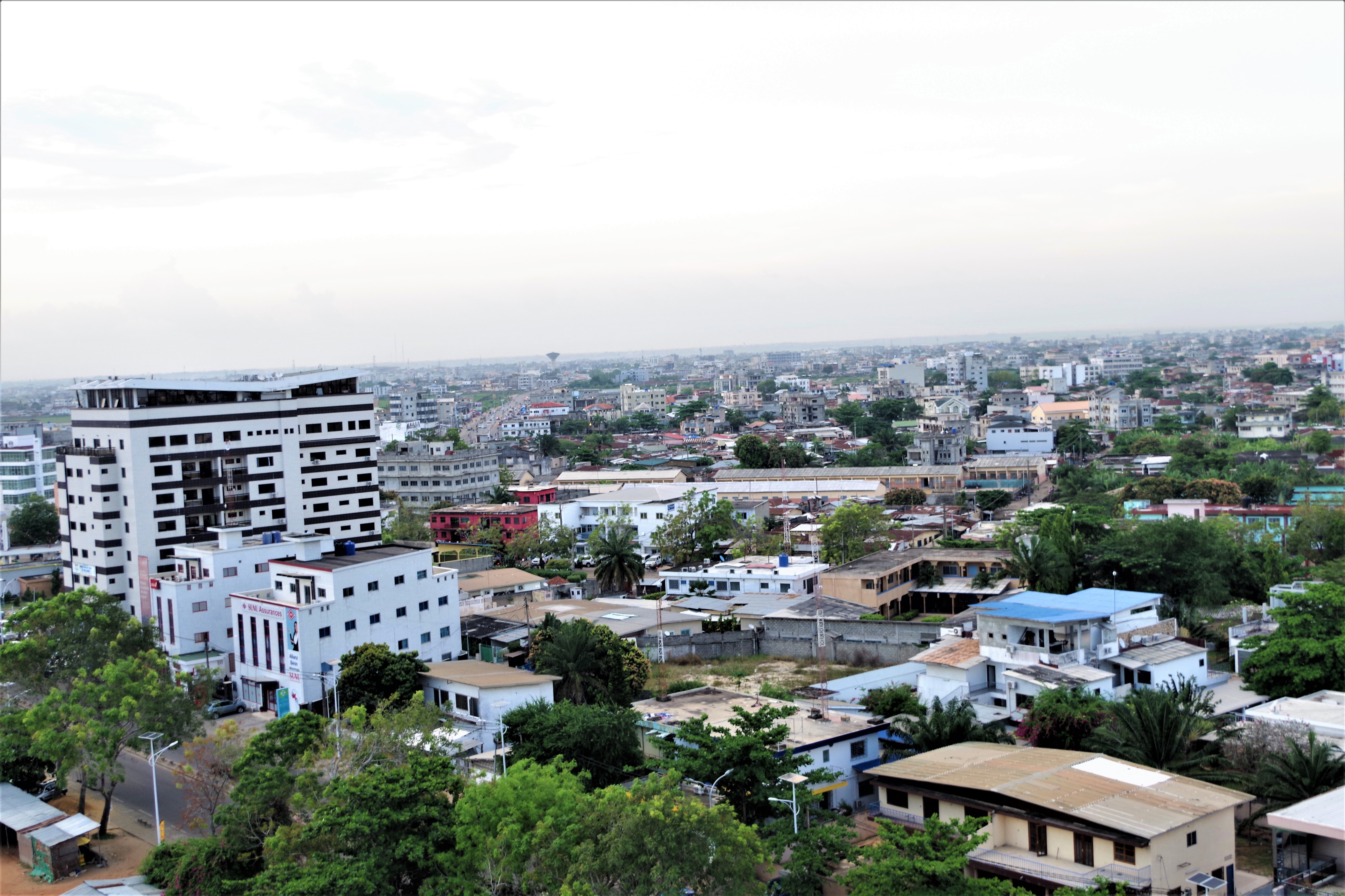 Vue panoramique quartier cadjéhoun-Cotonou au Bénin. vue prise depuis le Huitième étage