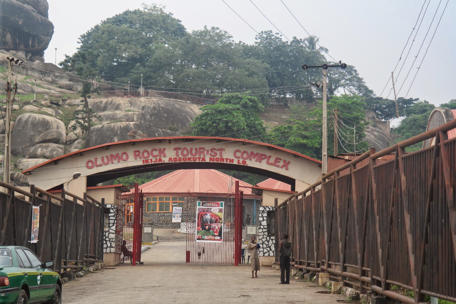 This is Olumo Rock located in the ancient city of Abeokuta, Ogun State. Historically, the rock is a natural fortress for the EGBAs during inter-tribal warfare in the 19th century.