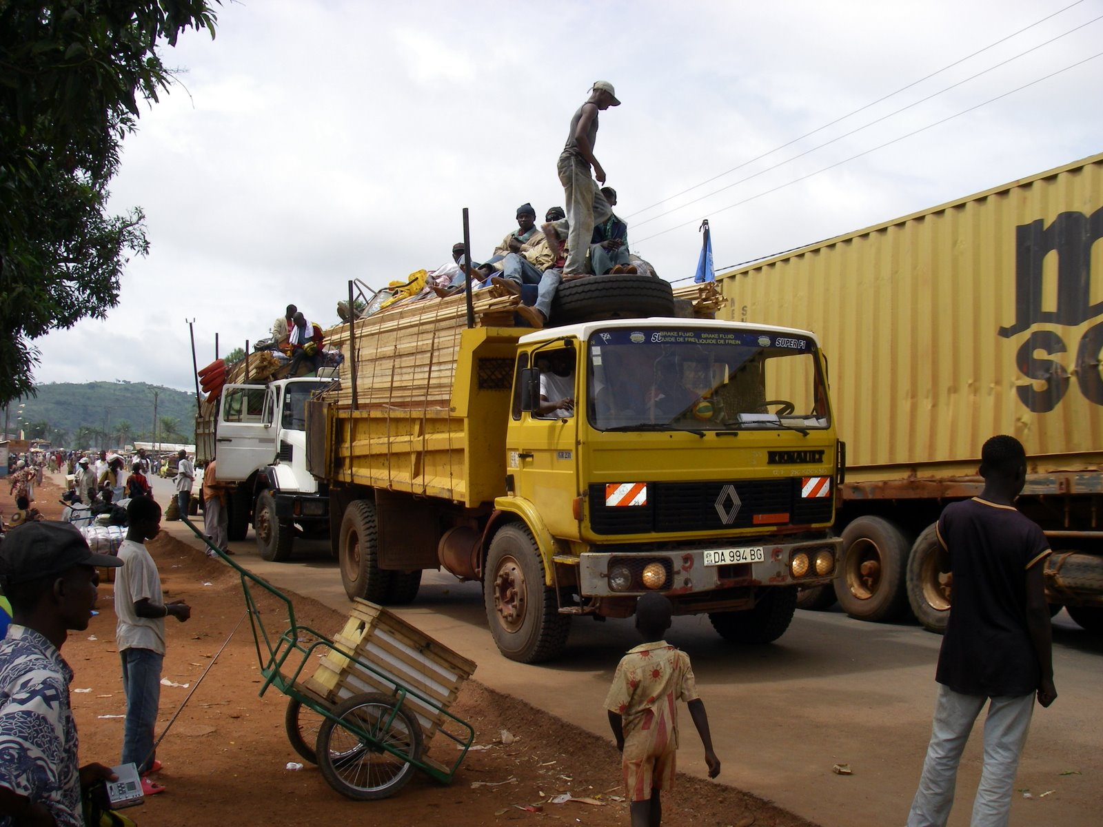 Setting off with 2 trucks, jeeps and material in Bangui; © OCHA