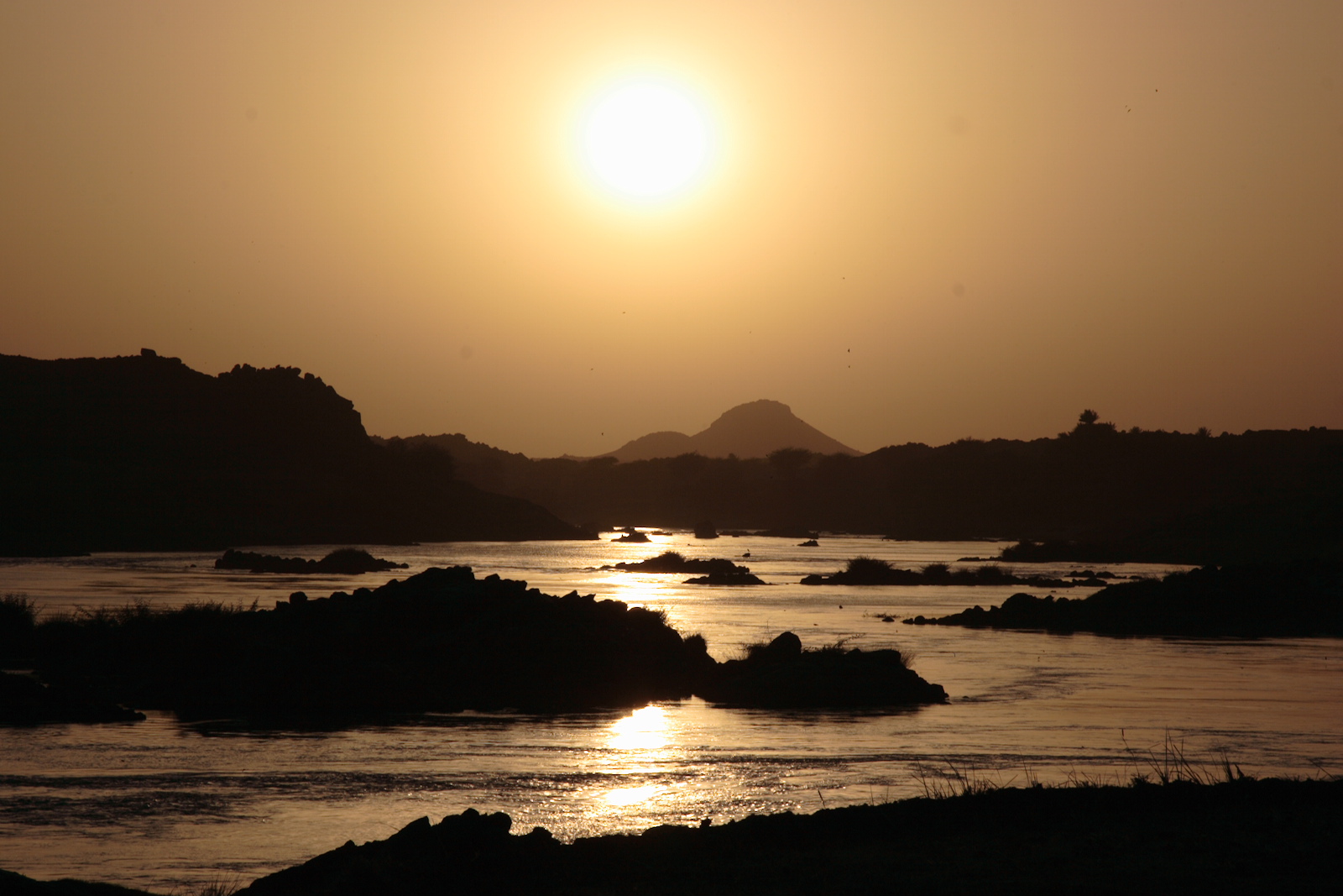 Sunset over the river Nile from Sherari Island, Dar al-Manasir, Northern Sudan.)
