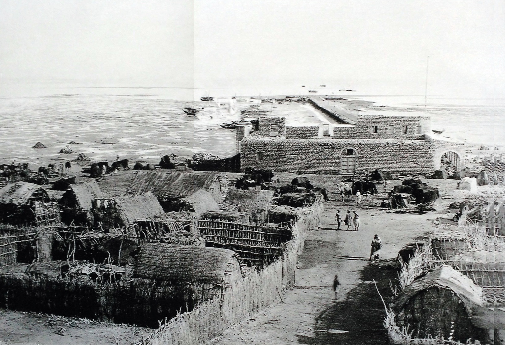 Photo showing part of the Zeila waterfront, with the jetty and the old custom house, at low tide. Undated but most likely taken prior to the end of the Ottoman-Egyptian period (1885). This image has been made by joining together the two parts of the original photo which had been split in two.