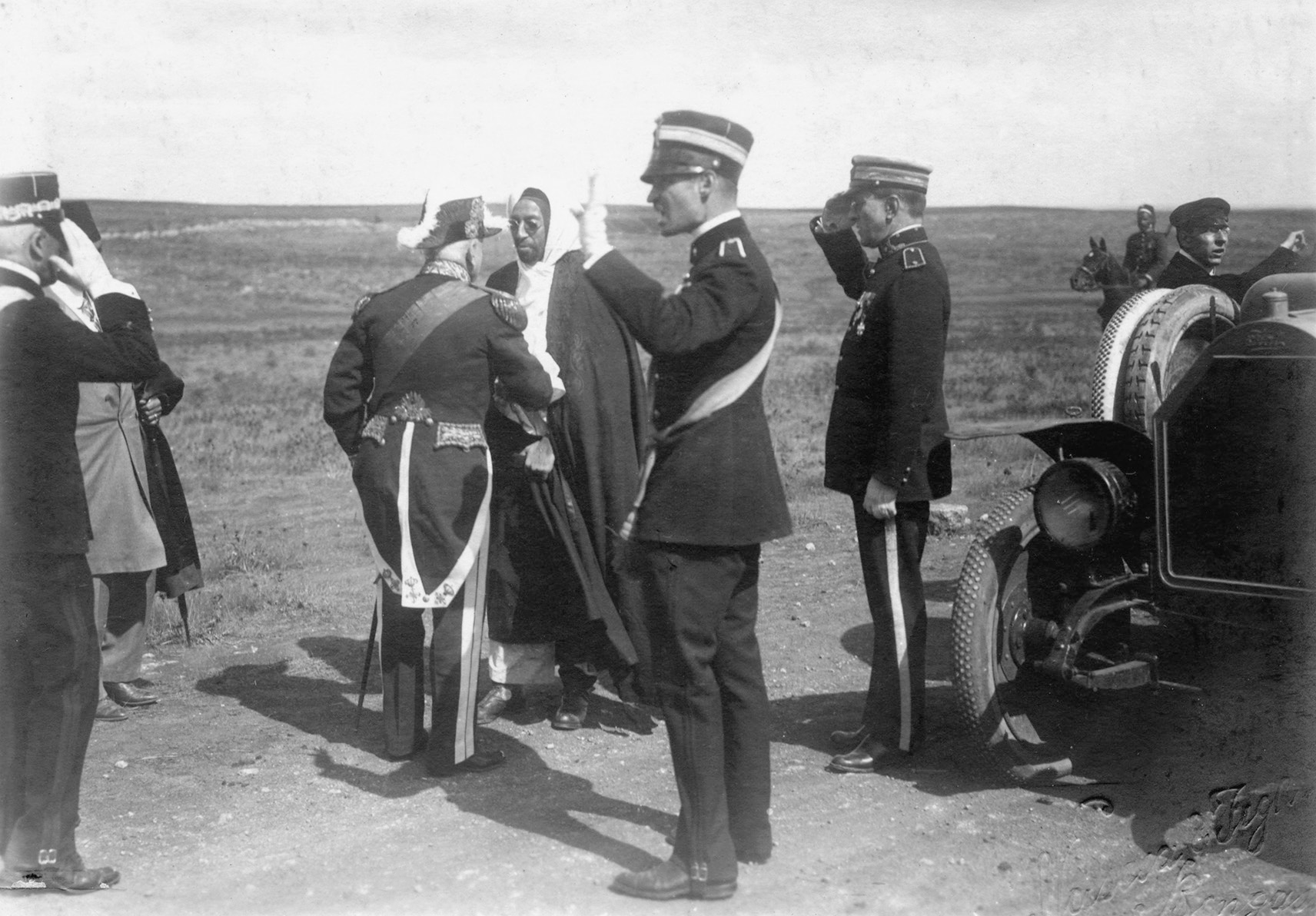 Photograph of Idris al-Senussi saluted by Italian soldiers, 1919