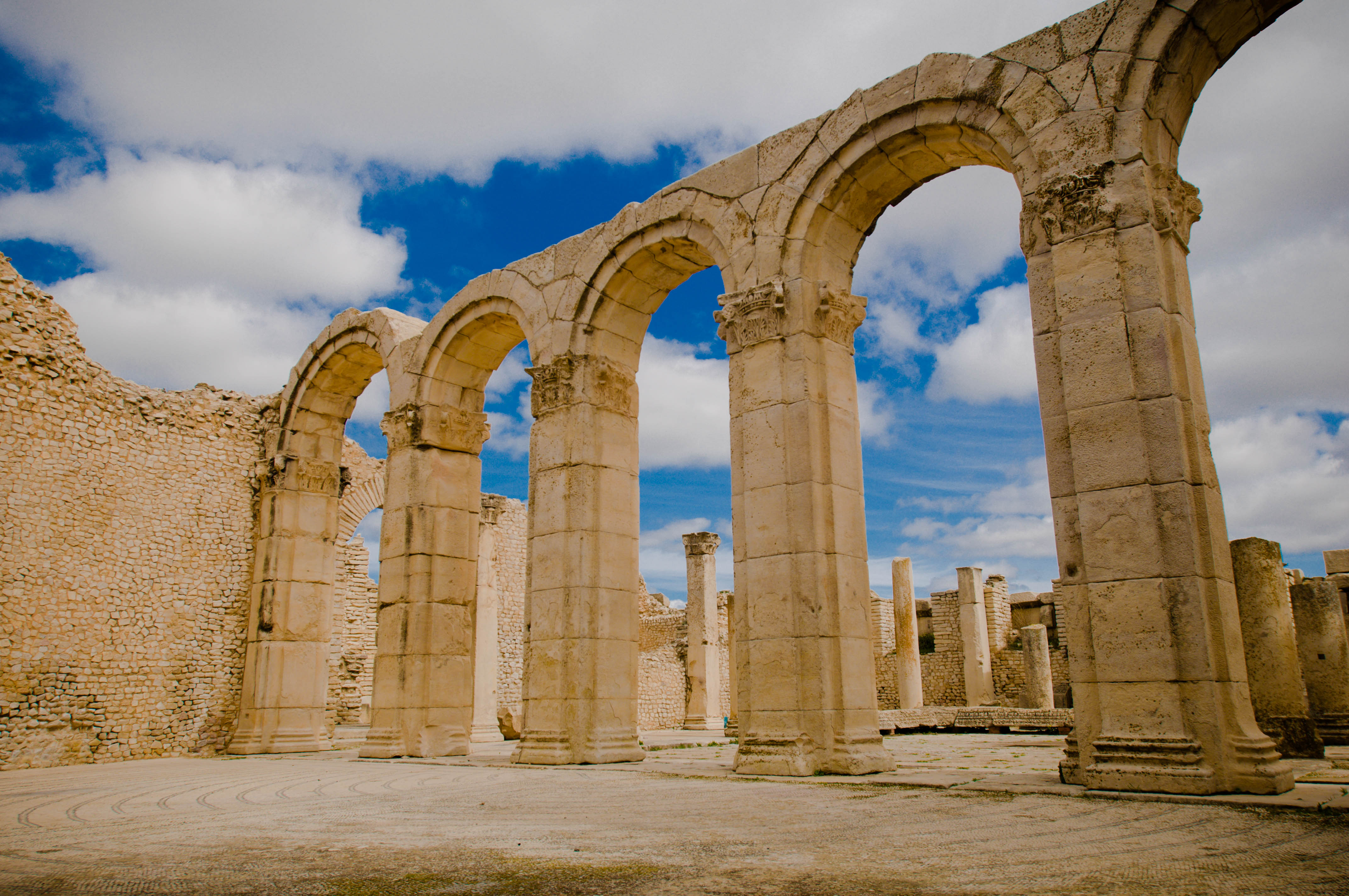 Arcades des grands thermes du sud situés au site archéologique de Makthar, en Tunisie.