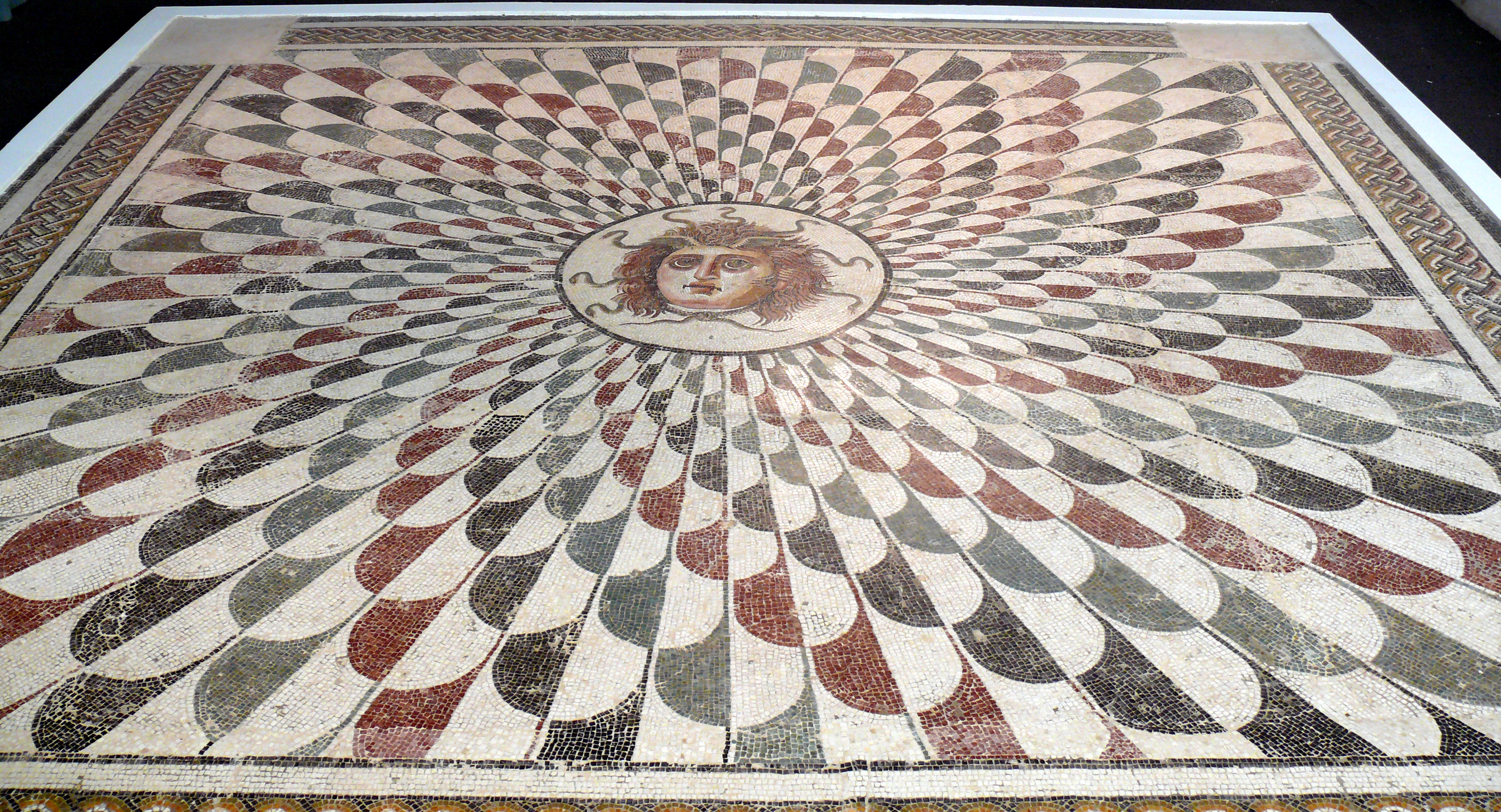 Mosaic with the symbol of horror and dread: head of a Gorgon, with a penetrating gaze surrounded by snakes and with two wings on her brows.
Second half second century
Tepidarium of Dar Zmela house
Archeological Museum of Sousse
