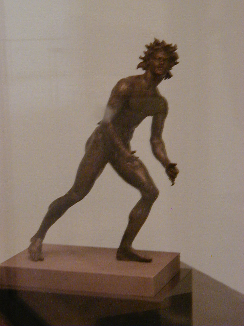 Satyre prêt à s'élancer, bronze, IIe-Ie siècle av. J.-C., fouilles sous-marines de Mahdia, Musée du Bardo, Tunisie.