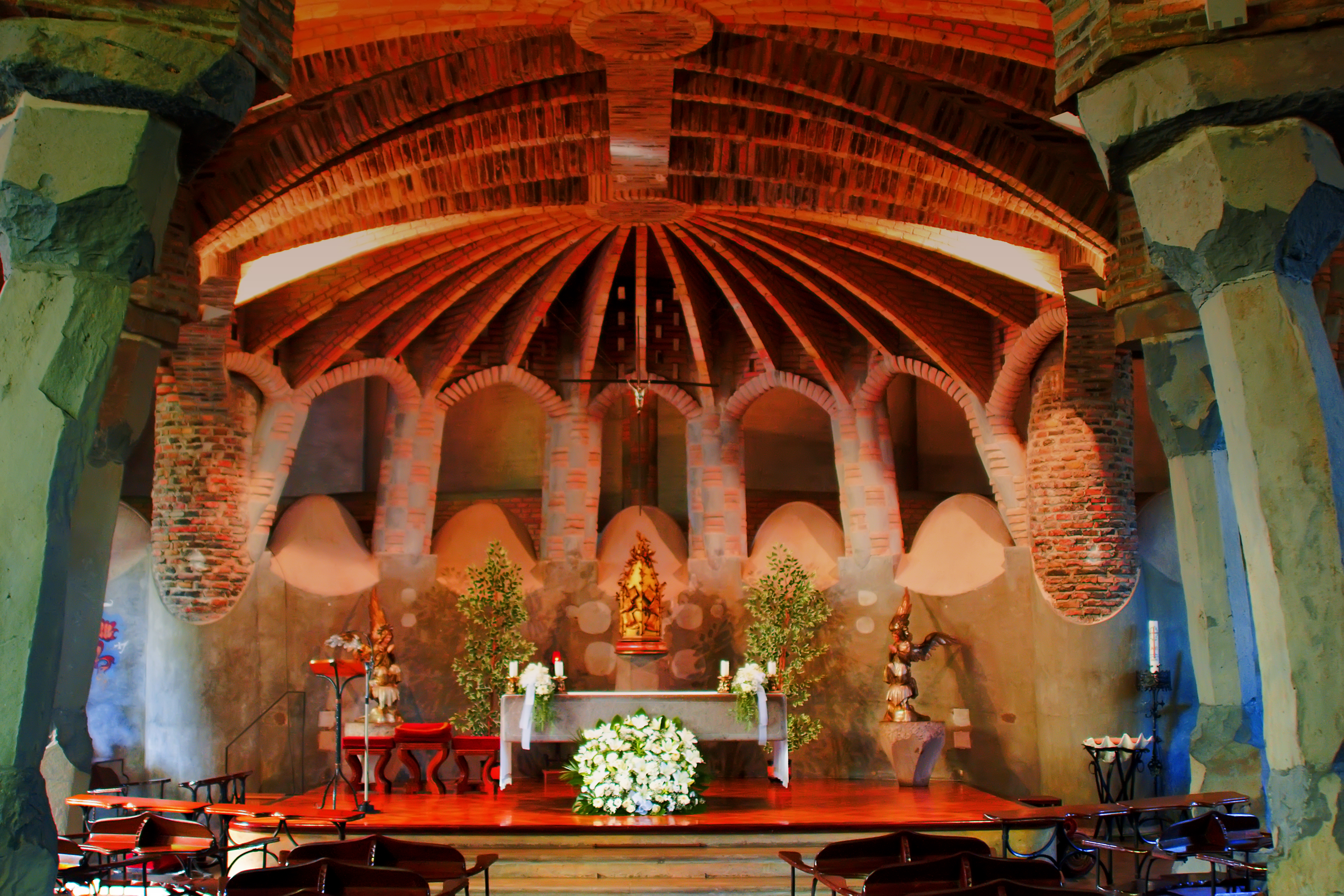 Cripta de la Colònia Güell (Santa Coloma de Cervelló). Altar central projectat per Josep Maria Jujol