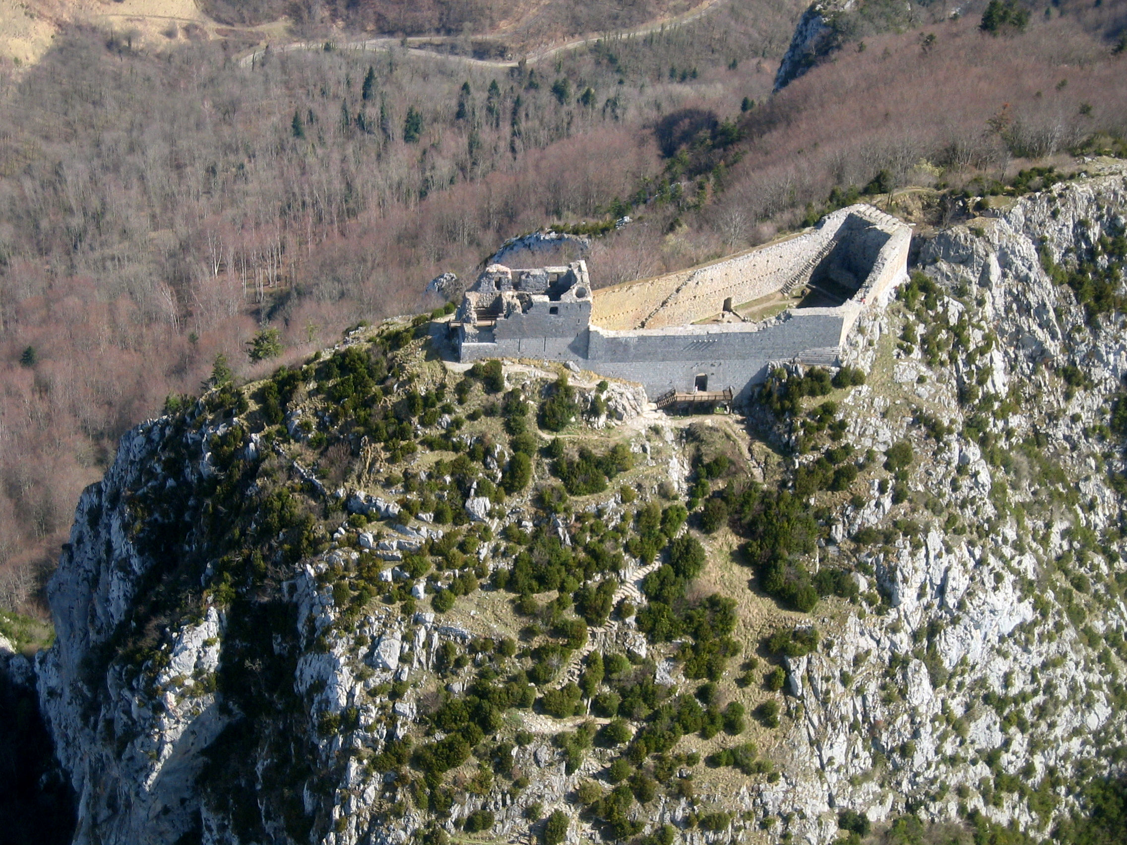 Vue aérienne du Château de Montségur depuis un avion de tourisme