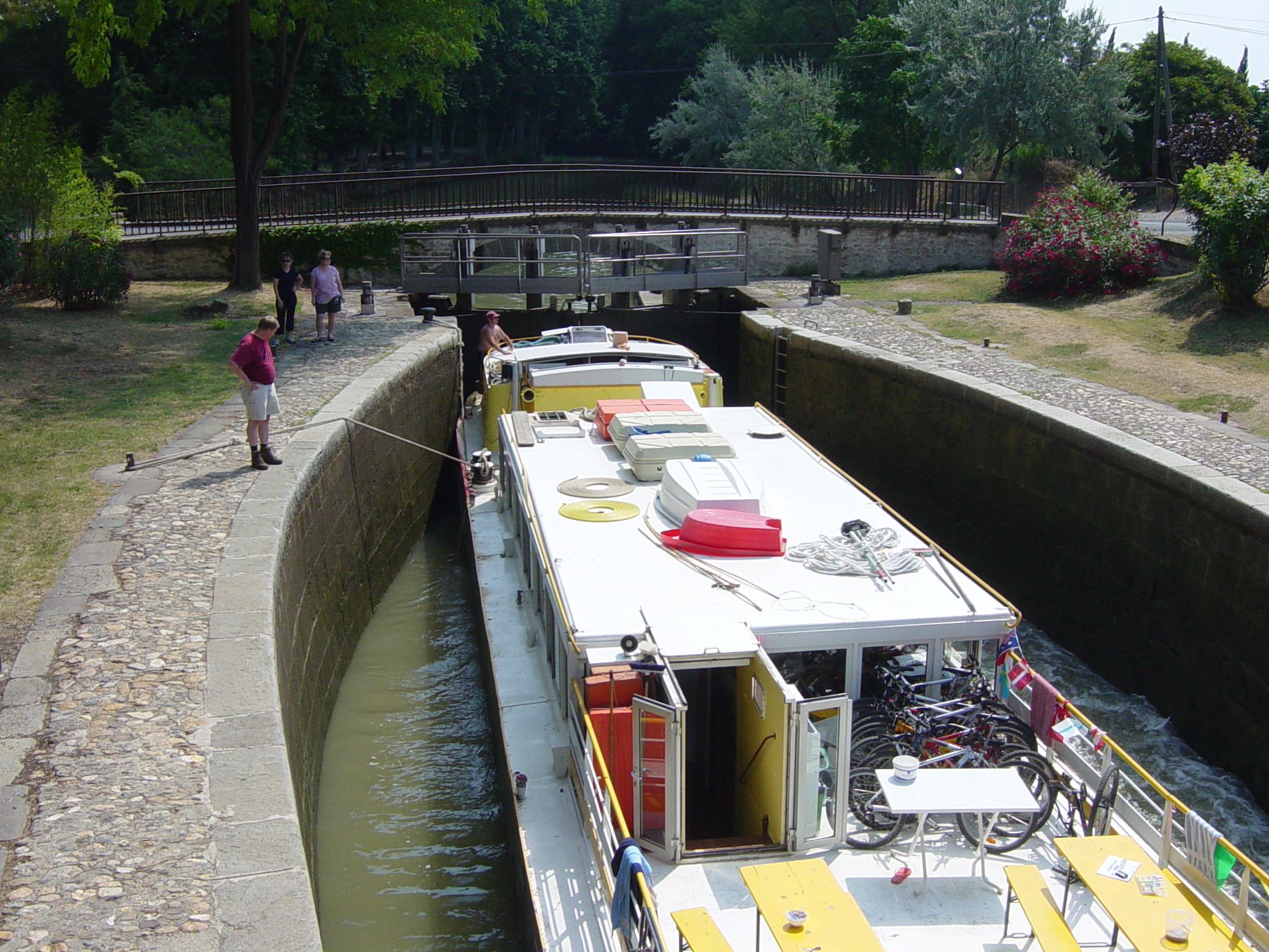 Péniche "Le Tourville" dans le sas de l'écluse de l"Aiguille" (Canal du Midi) à Puichéric (Aude).