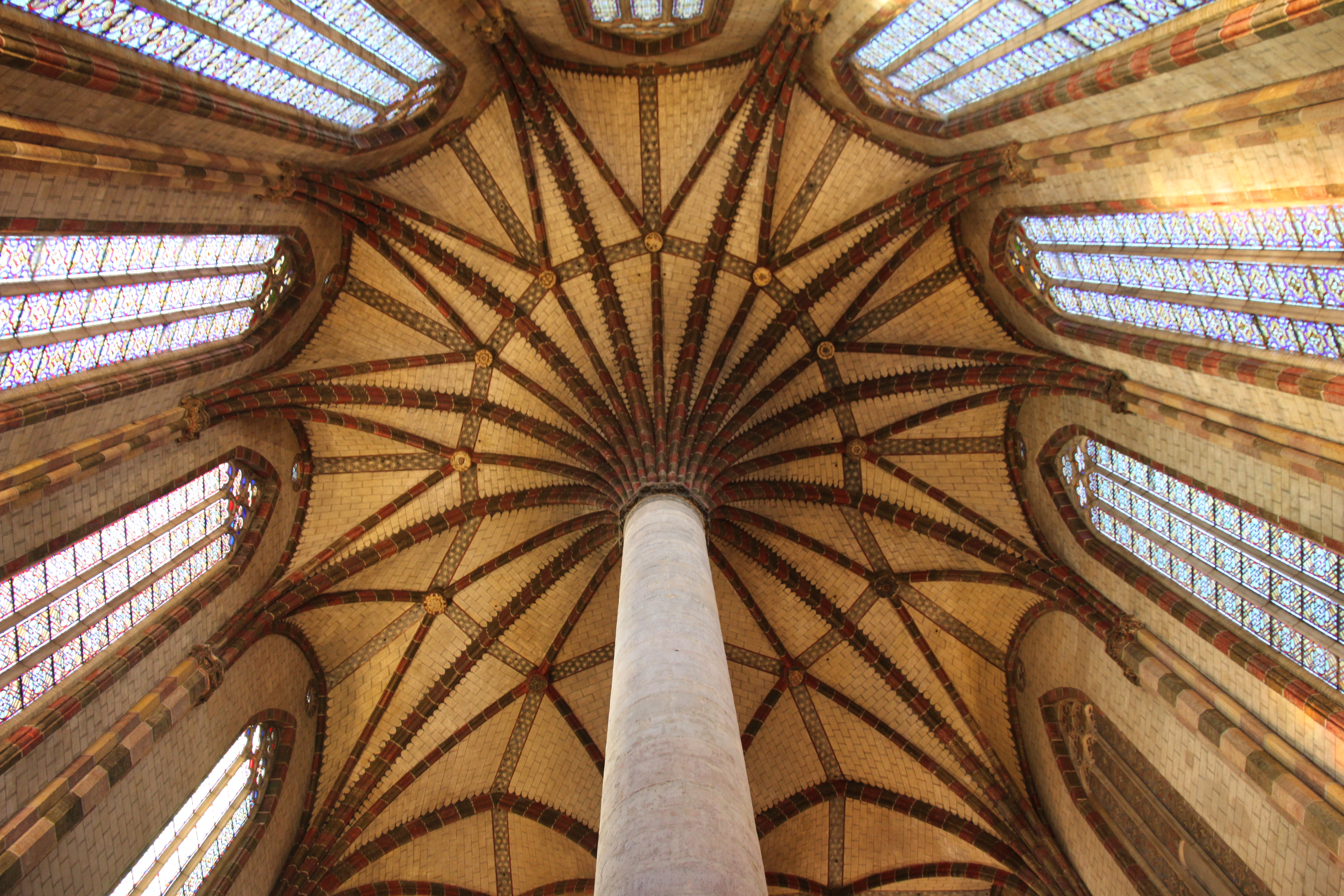 Palm tree vault of the Dominican church of the Jacobins in Toulouse (1275-1292), 28 metres high. With the exception of the shaft of the columns and the keystones, everything is in brick painted in fake white stone or fake red and green marble.