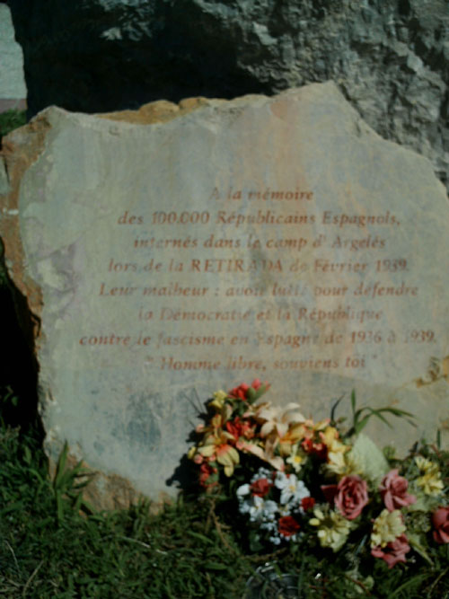 Inscripción en el monolito de la playa de Argelès-sur-Mer en el que se homenajea a los más de 100 mil españoles republicanos que estuvieron encerrados en el campo de concentración que el gobierno francés construyó en esta playa en 1939.