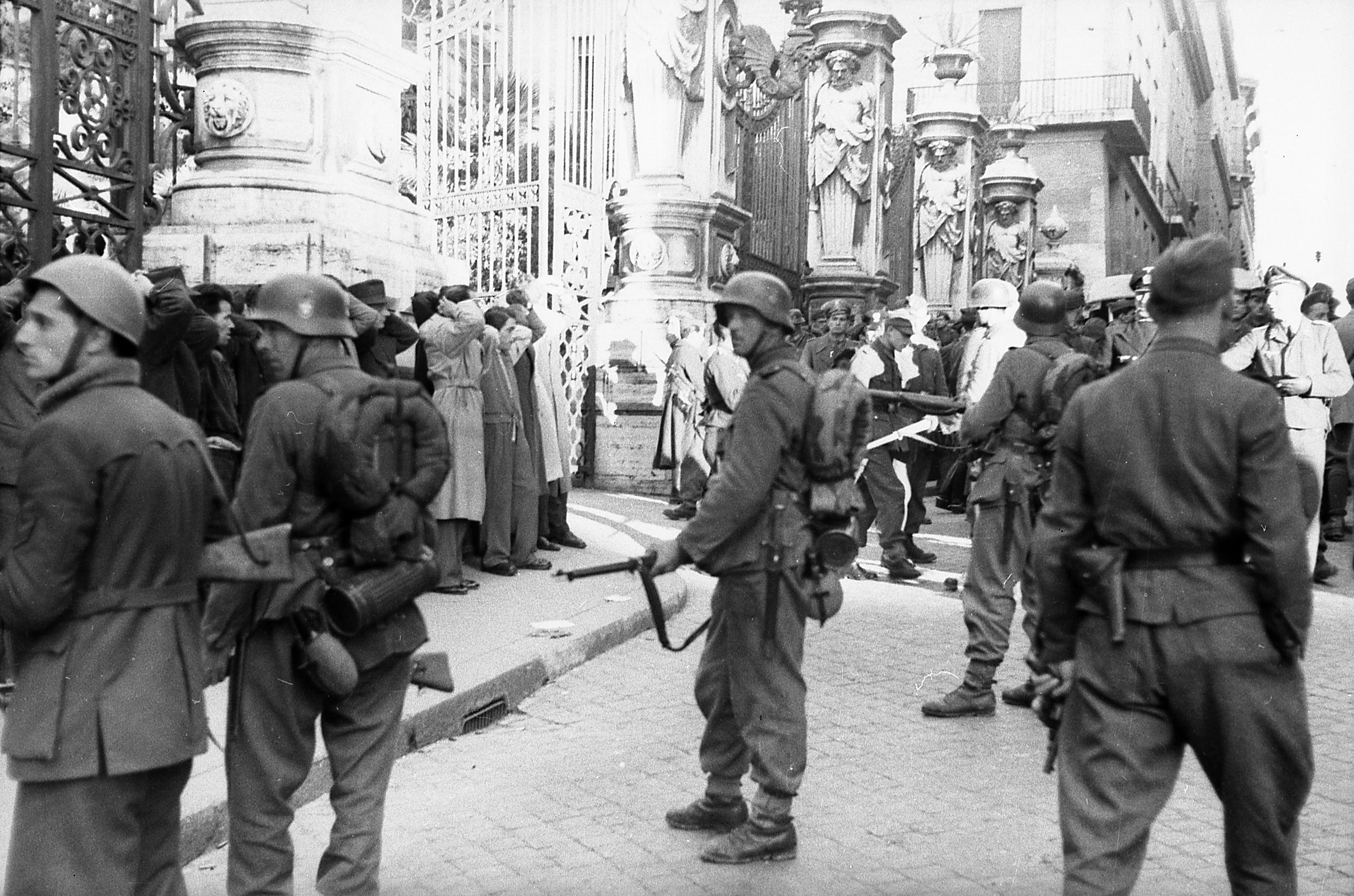 Retata di fronte al Palazzo Barberini a Roma, da parte di truppe tedesche e fasciste repubblicane, dopo l'attentato partigiano in Via Rasella contro una compagnia di polizia altoatesina (aggregata alle SS) in addestramento, il 23 marzo 1944. Gli arrestati in questa retata furono portati al Viminale, detenuti e malmenati, e una parte di essi sarebbe stata uccisa nella conseguente rappresaglia alle Fosse Ardeatine.