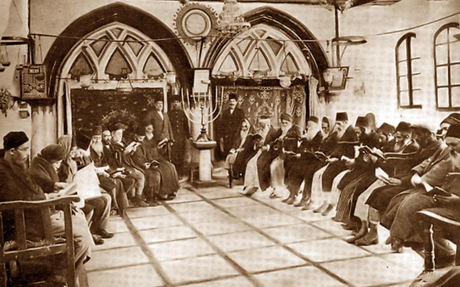 Photo taken in 1893: installation of the Hakham Bachi of Jérusalem at the Yohanan Ben-Zakai synagogue.